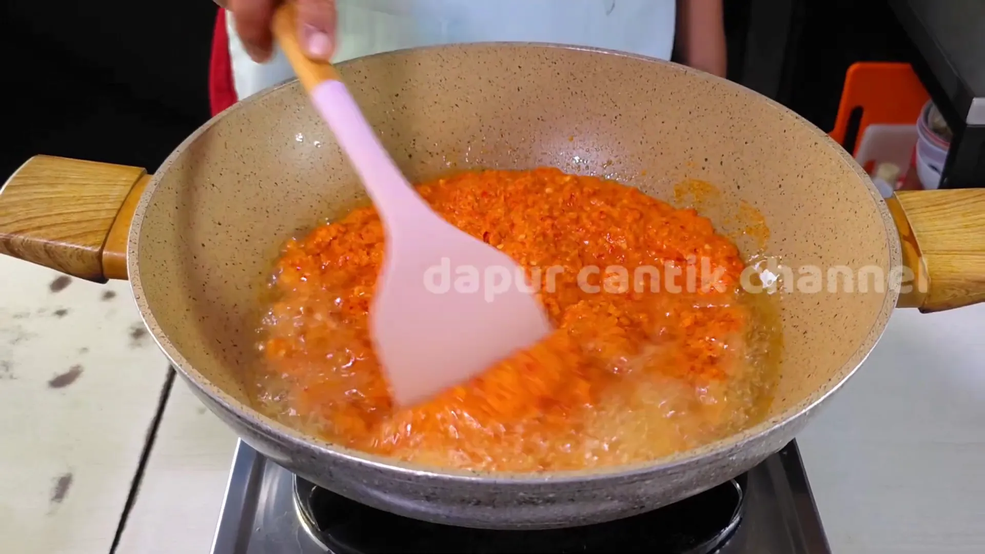 Tumis bumbu halus bersama lengkuas dan daun salam hingga harum