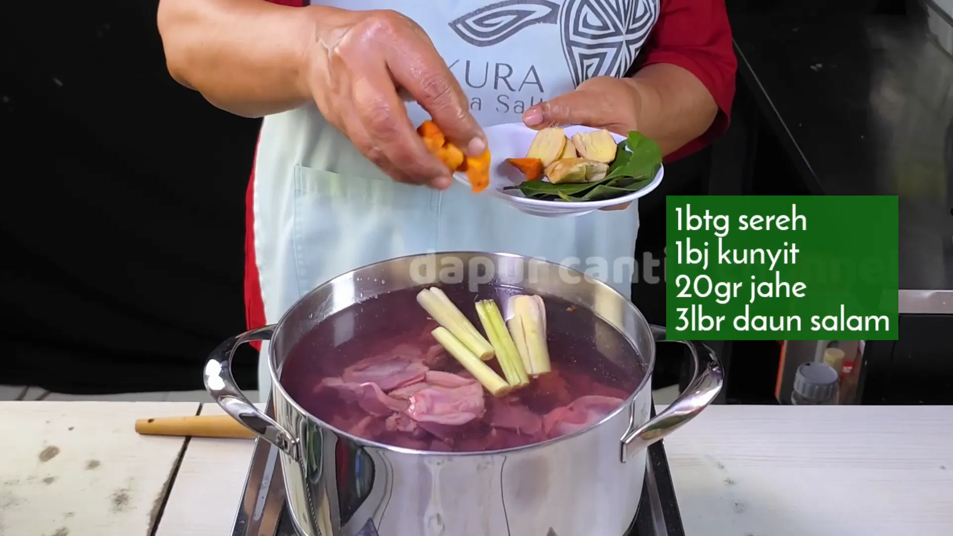 Rebus ati ampela dengan serangkaian bahan aromatik: serai, kunyit, jahe, daun salam