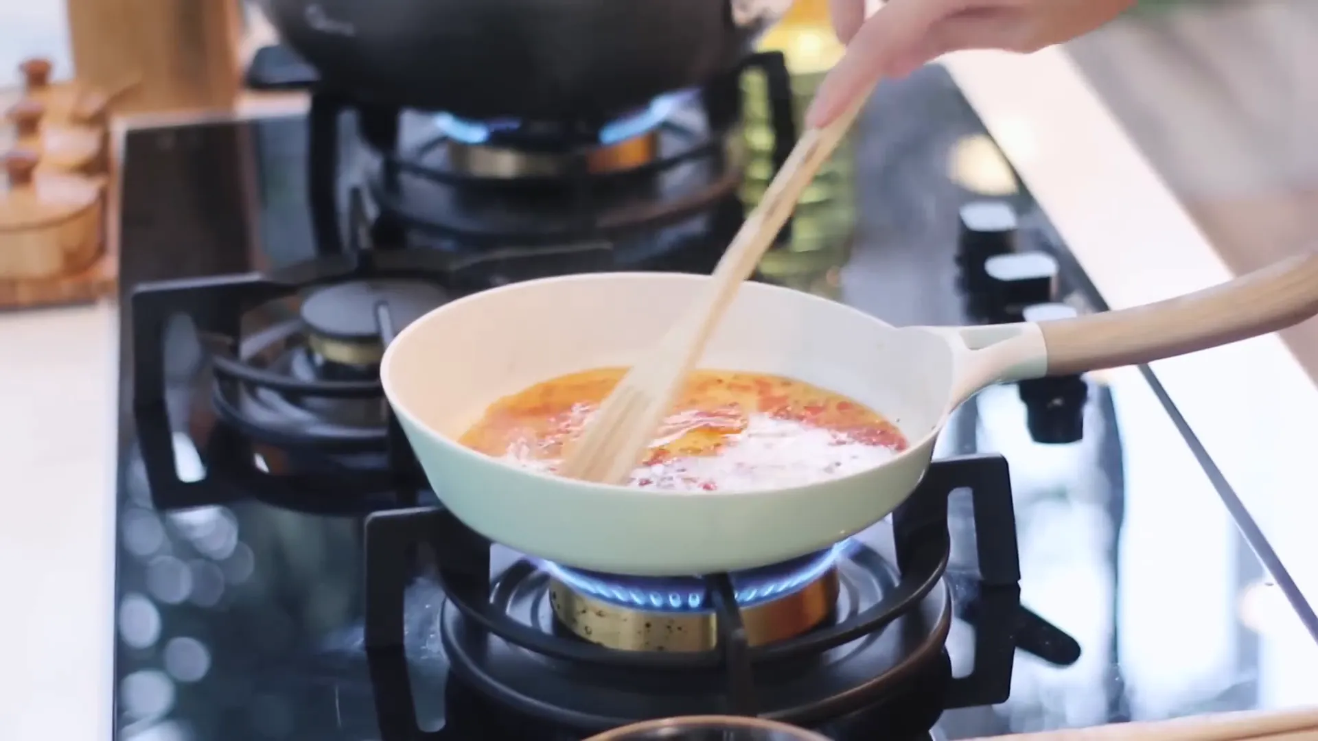 Sambal cocolan sedang dimasak di wajan