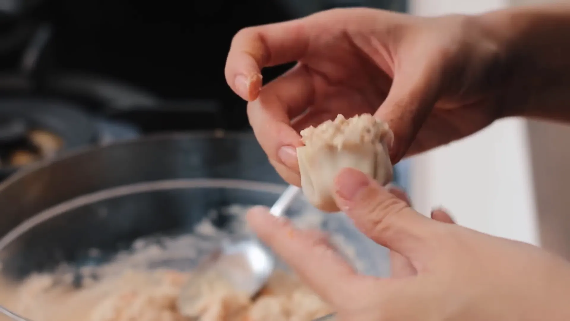 Proses membungkus Shumai dengan kulit dim sum