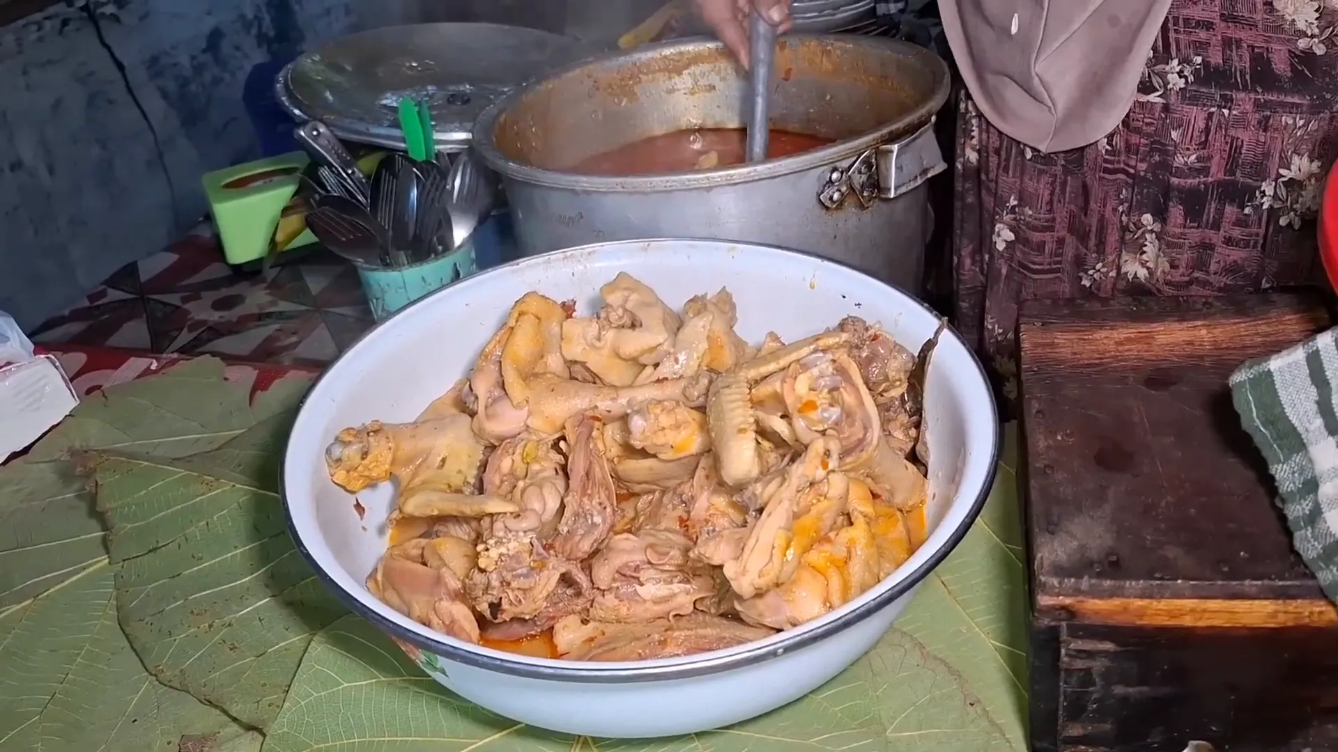 Seporsi ayam kampung dengan sambal kecap khas warung Leksu
