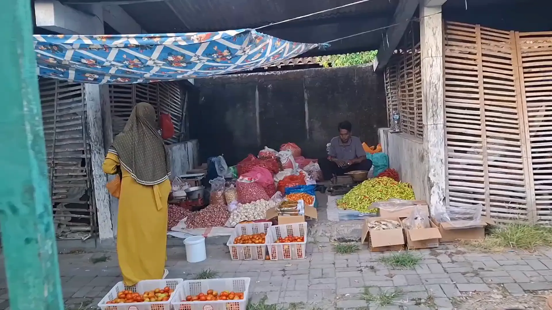 Suasana pasar tradisional di Pasar Taji Tambakrejo yang ramai dengan pengunjung