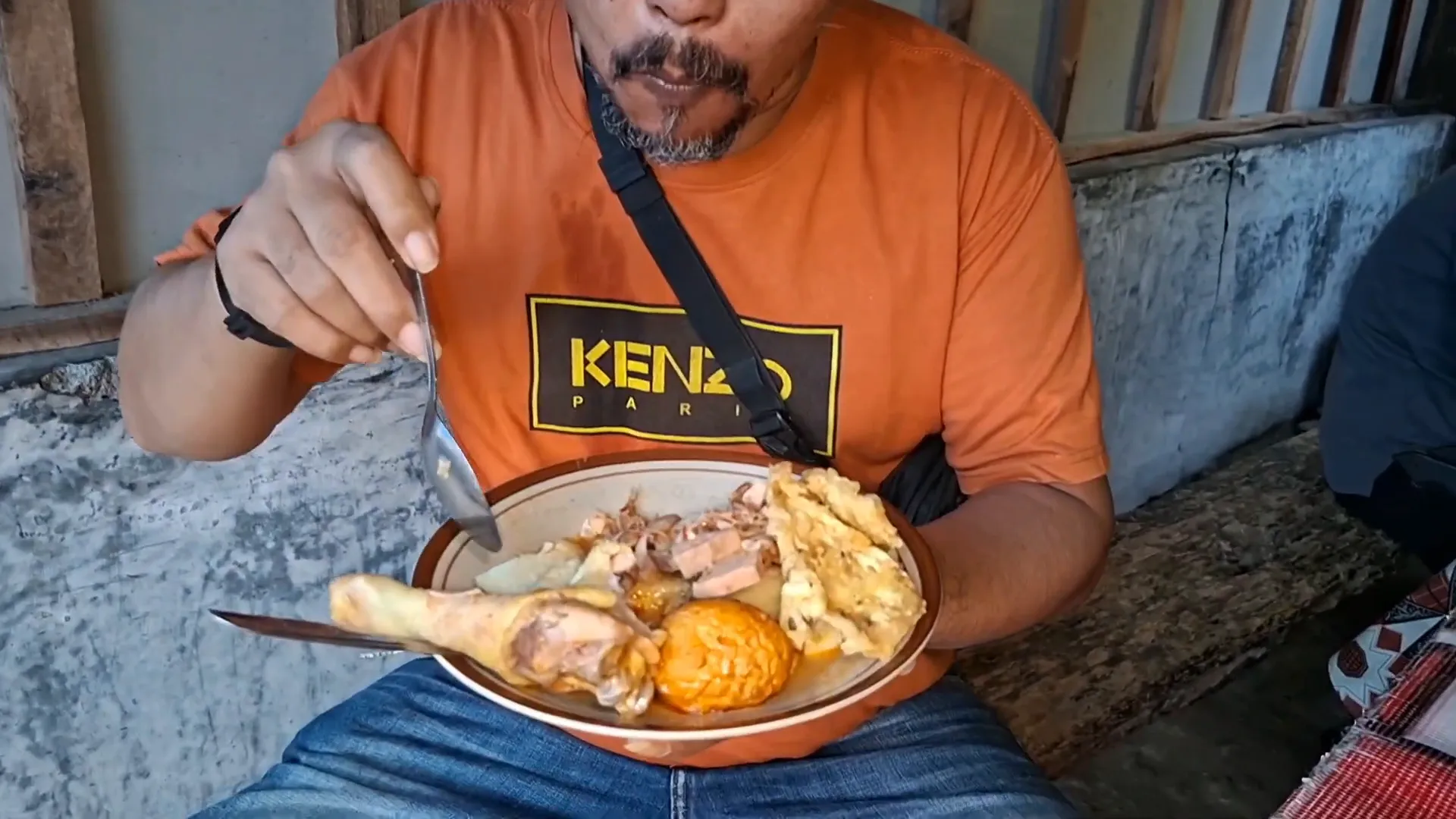 Sarapan pagi dengan lontong kare ayam dan sayur thewel di warung Leksu