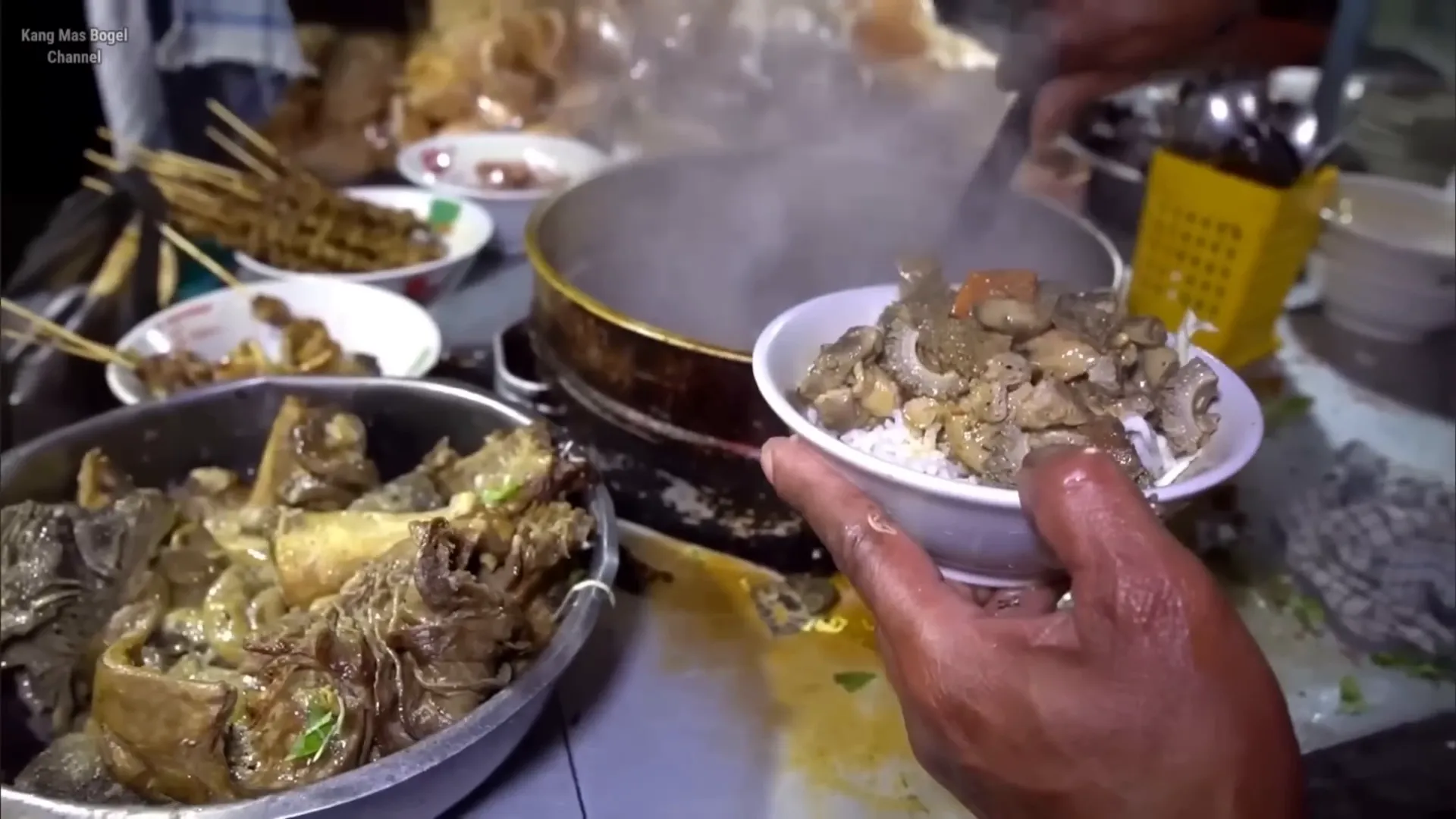 Kuah soto daging yang segar dan bumbu rempah yang harum