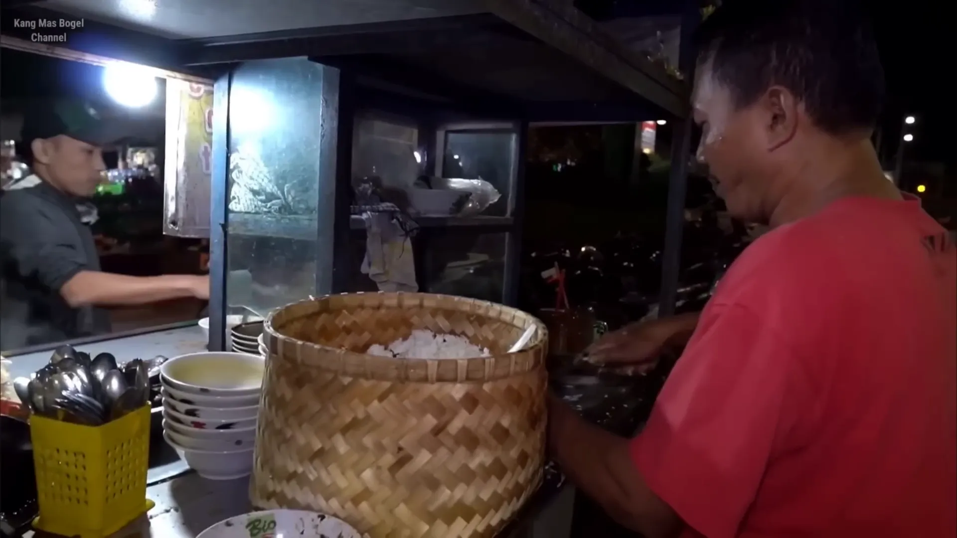 Rame pengunjung soto daging Pak Gun di malam hari