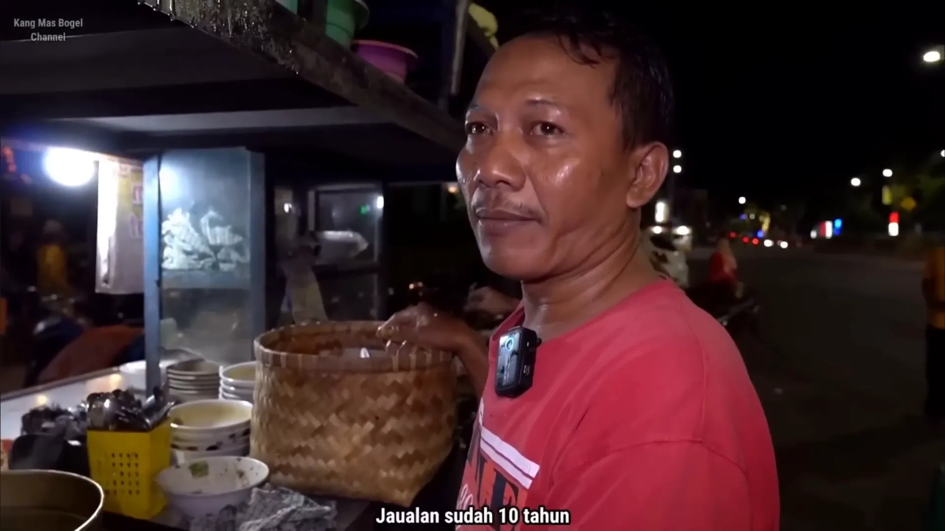 Pak Gunawan pemilik warung soto daging tengah malam di Madiun