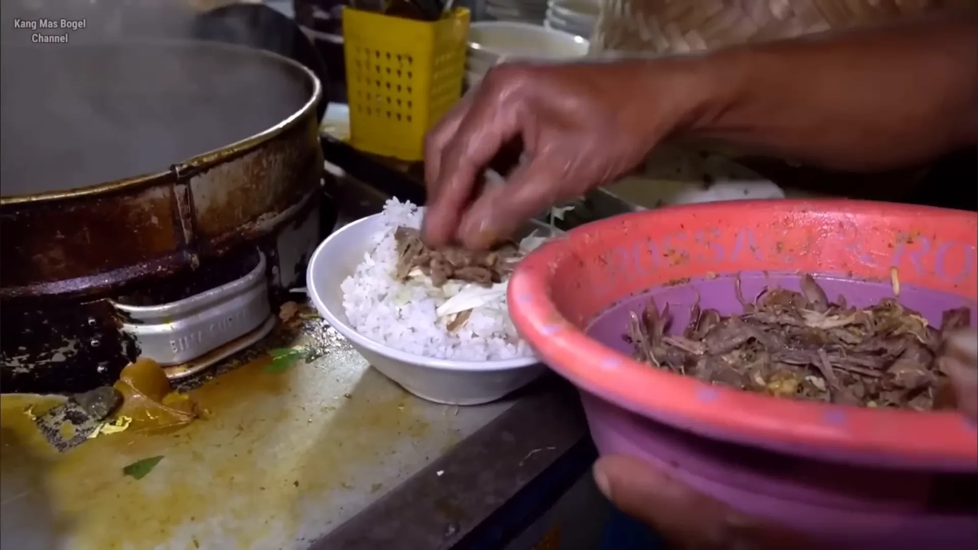Soto daging dengan tambahan babat dan usus lengkap