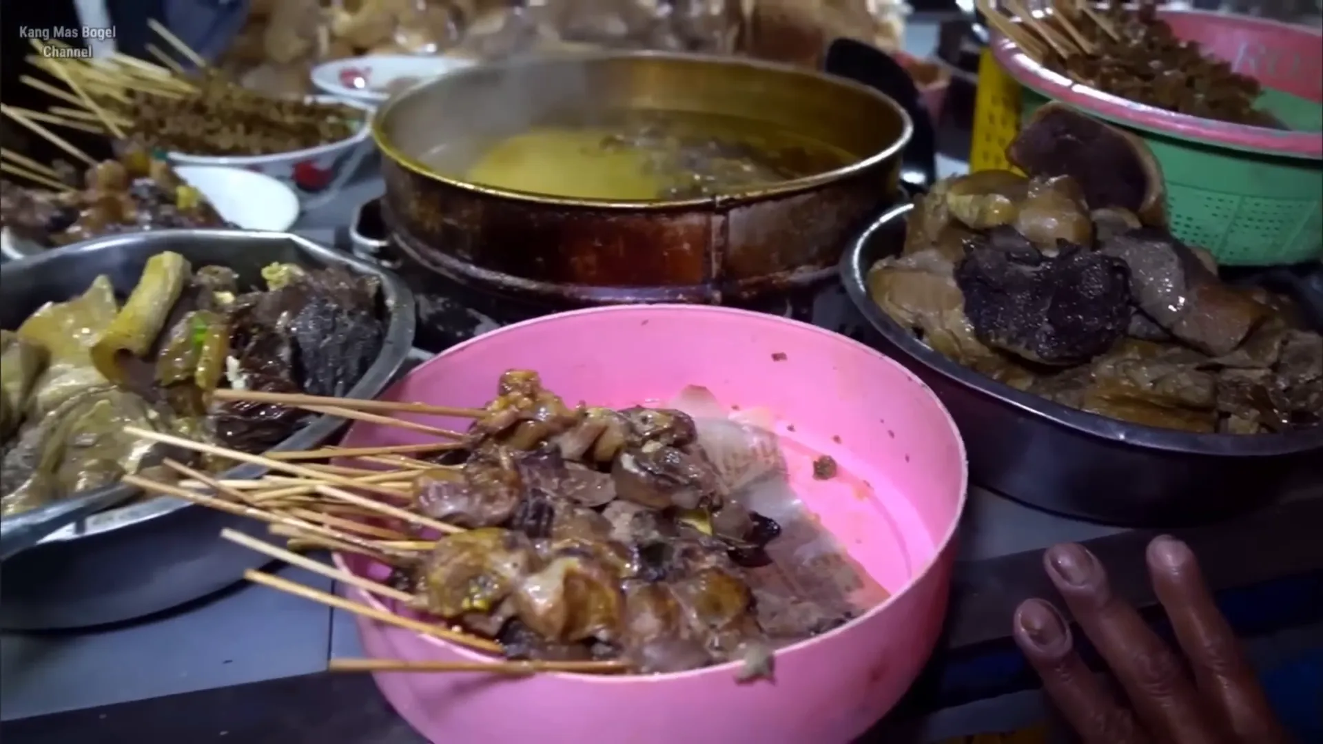 Porsi soto daging komplit dengan babat dan usus yang menggoda