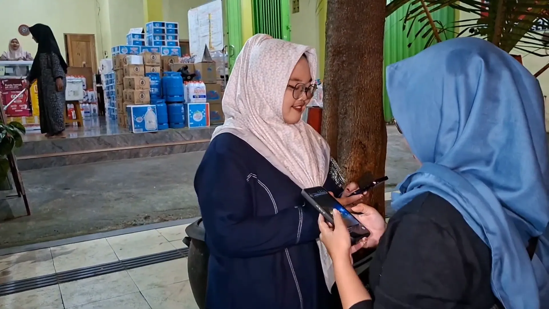 Pengunjung dari Surabaya yang sudah menunggu di warung