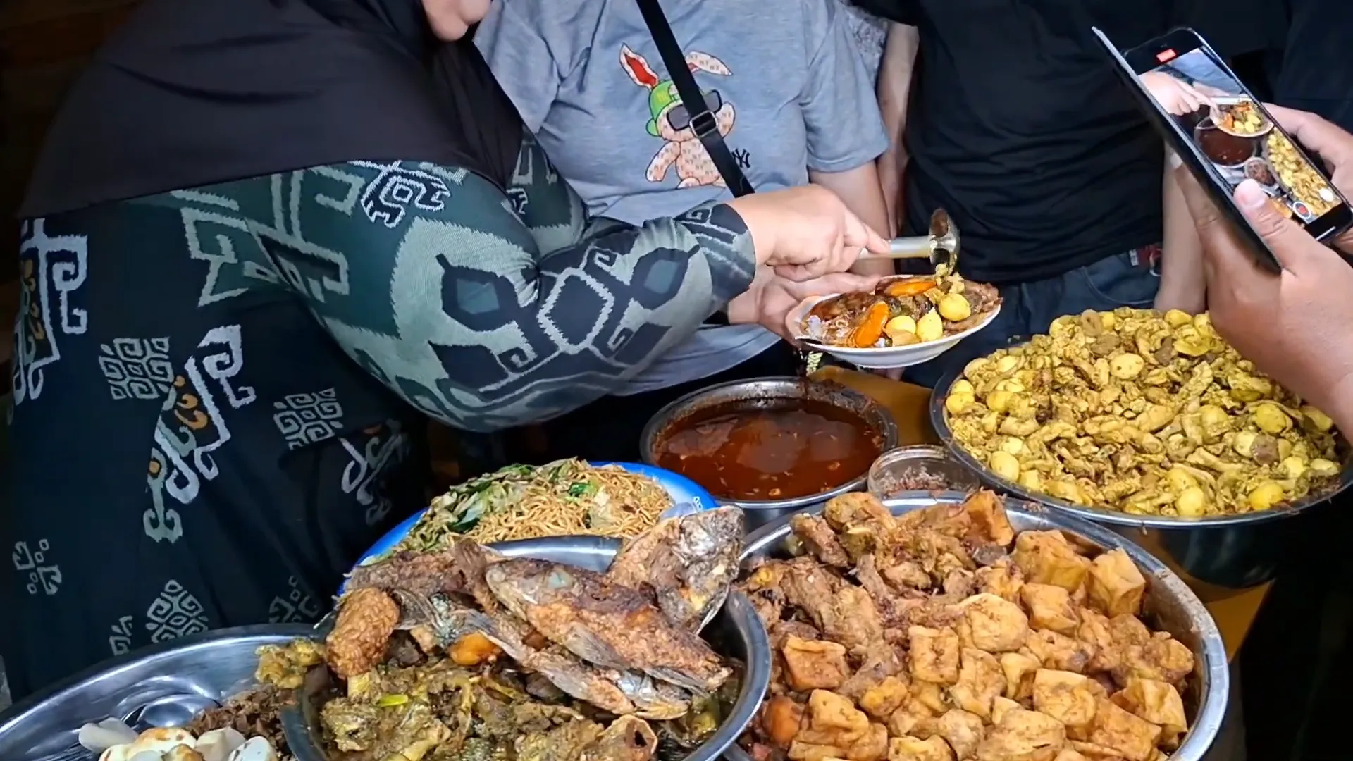 Piring nasi campur lengkap dengan aneka lauk dan sambal