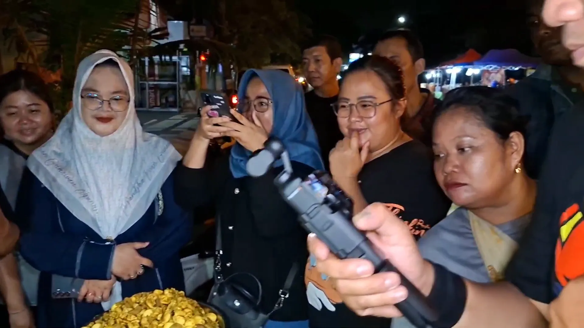 Antrian pembeli yang ramai di lampu merah Sentolang Gresik