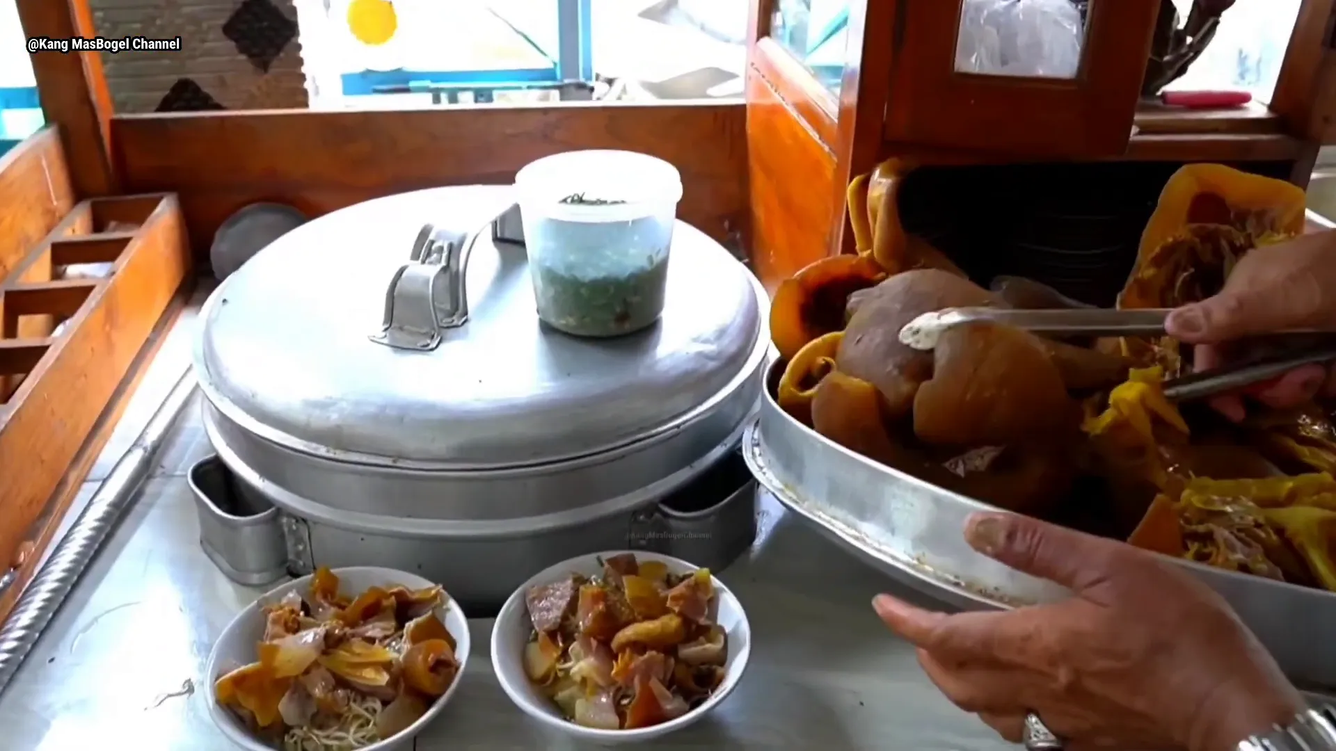 Porsi lontong kikil Rp25.000 dengan banyak rempah dan pelengkap