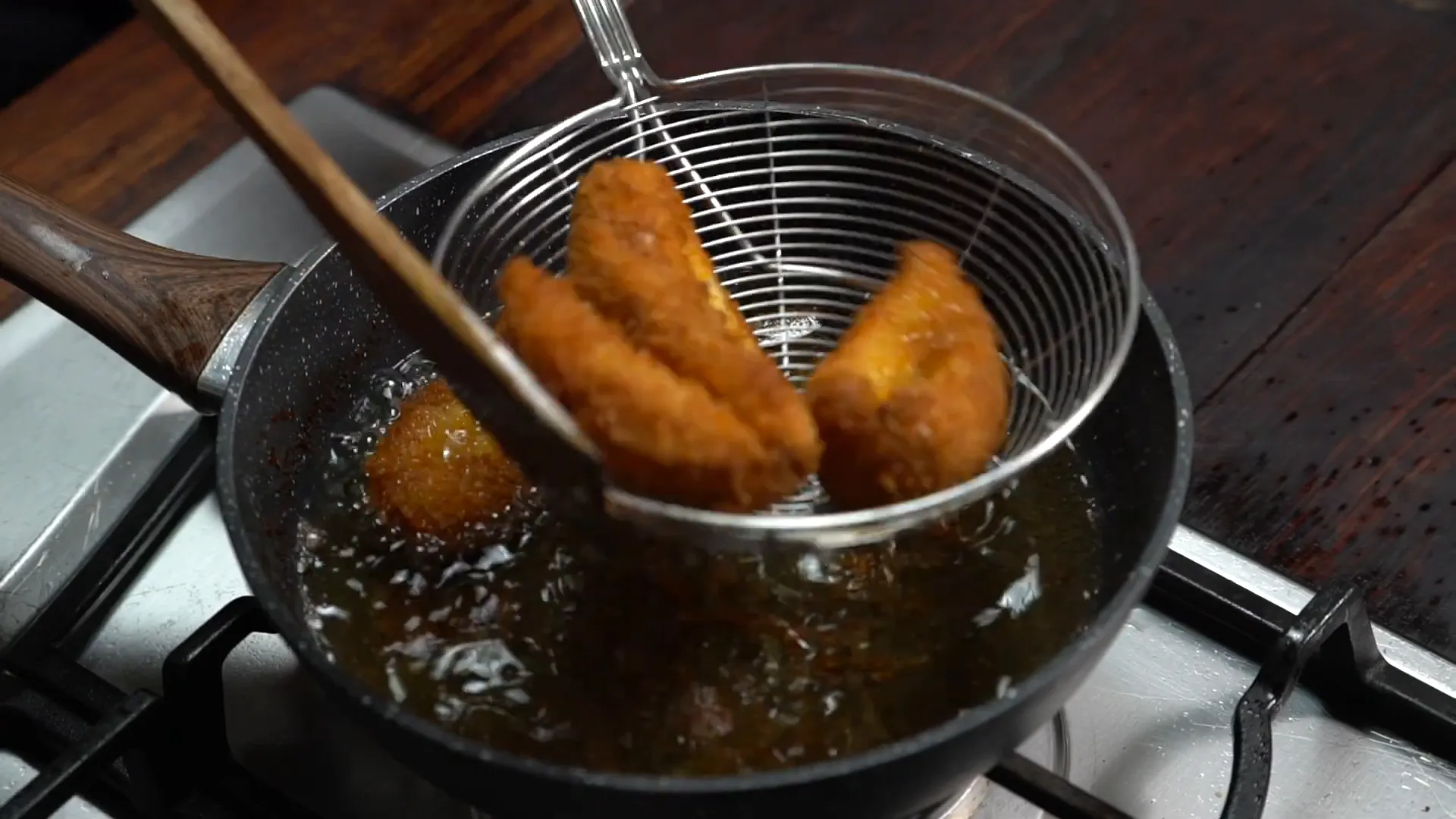 Pisang goreng pasir sudah matang dan siap diberikan topping