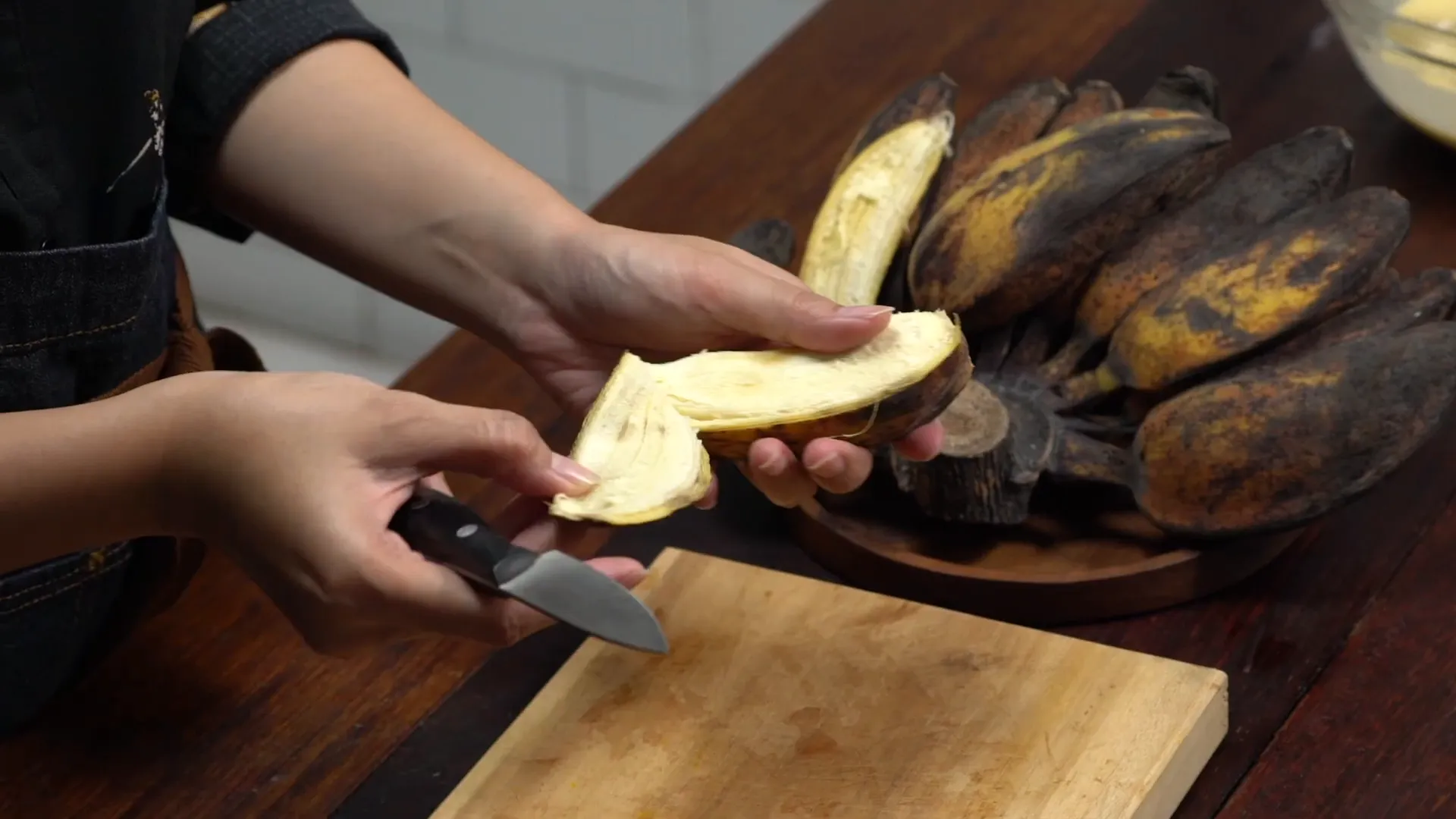 Mempersiapkan pisang kepok untuk digoreng