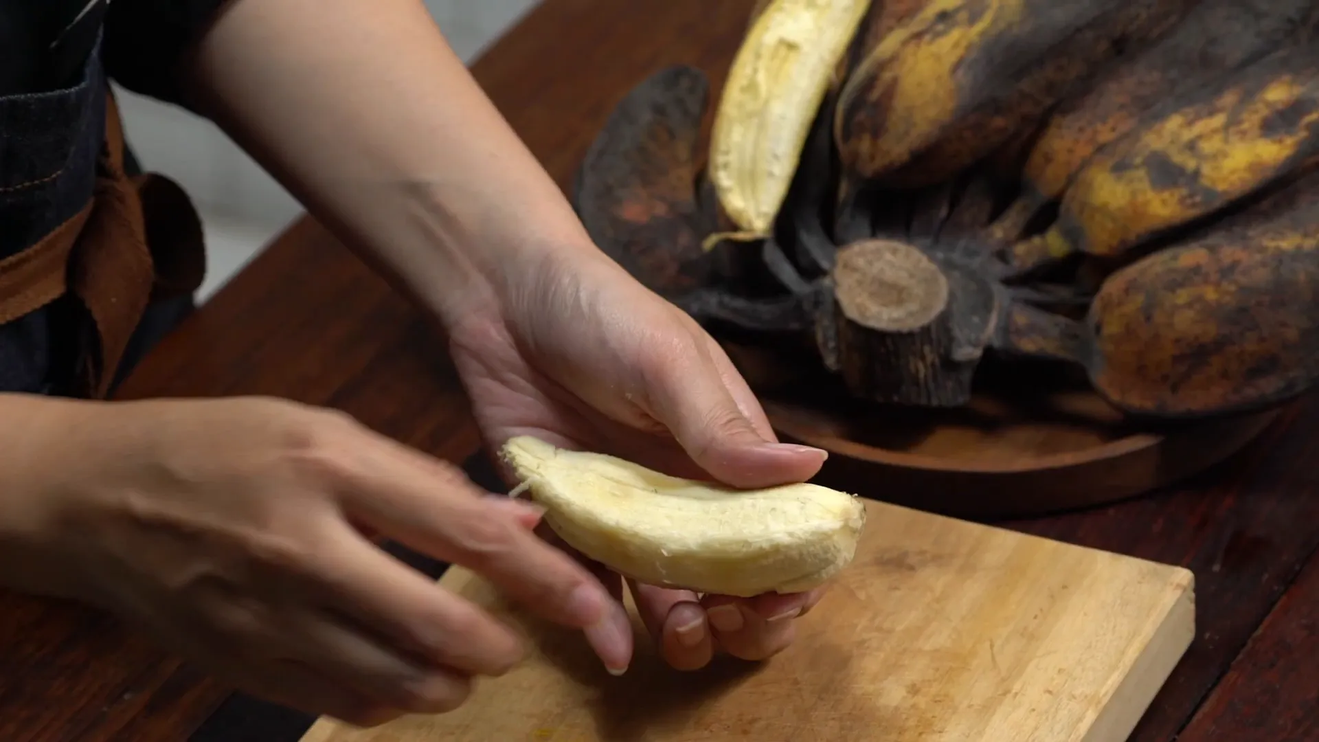 Belah pisang kepok tanpa sampai putus untuk isi topping