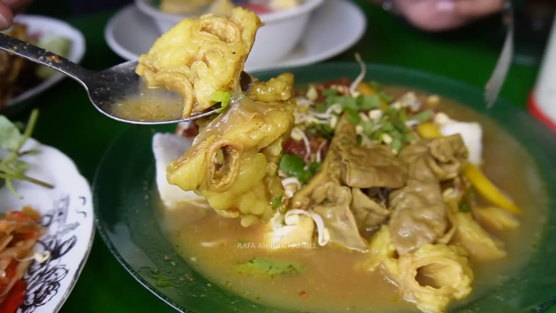 Porsi jumbo rujak soto babat usus dengan potongan besar