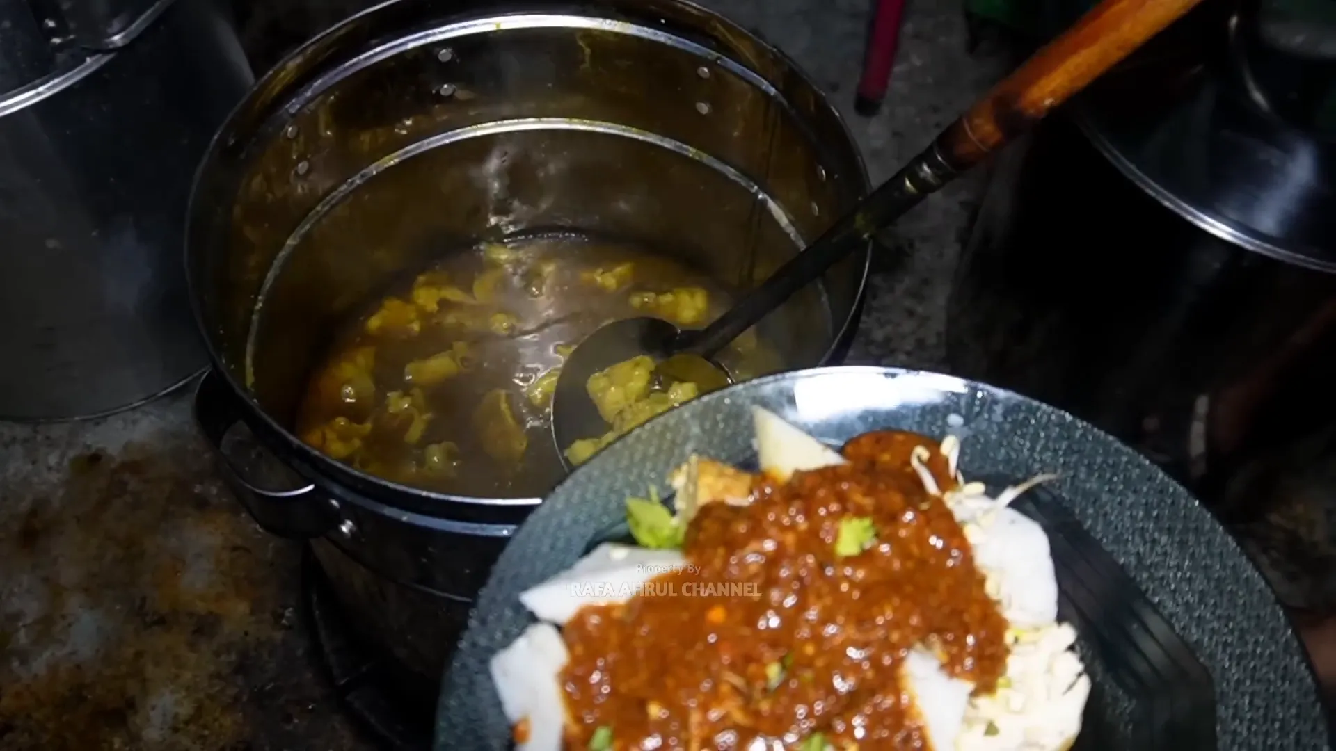 Proses penyajian rujak soto dengan kuah dan bumbu khas