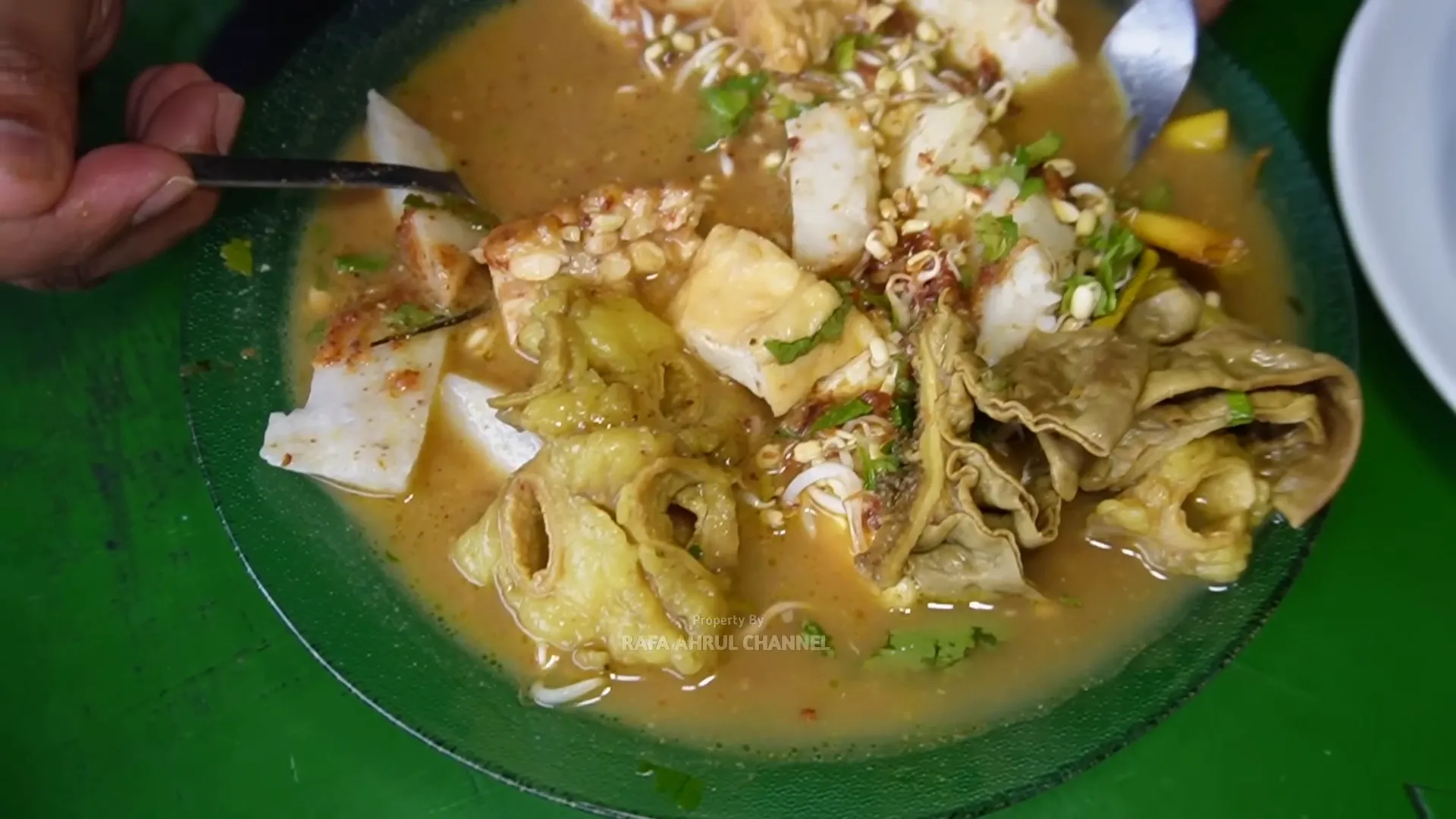 Rujak soto dengan potongan babat dan usus yang besar dan segar