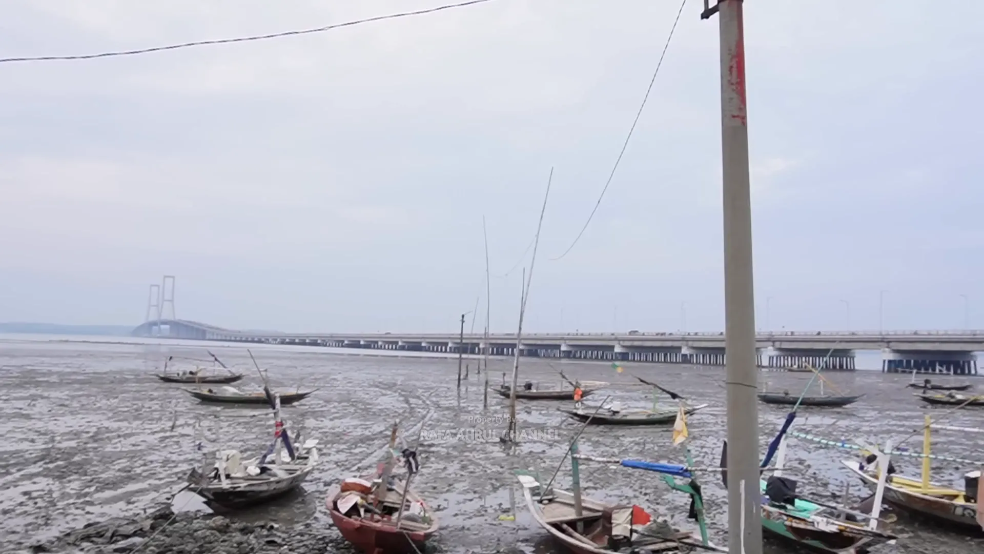 Pemandangan Jembatan Suramadu dari Cafe Nona saat sore hari