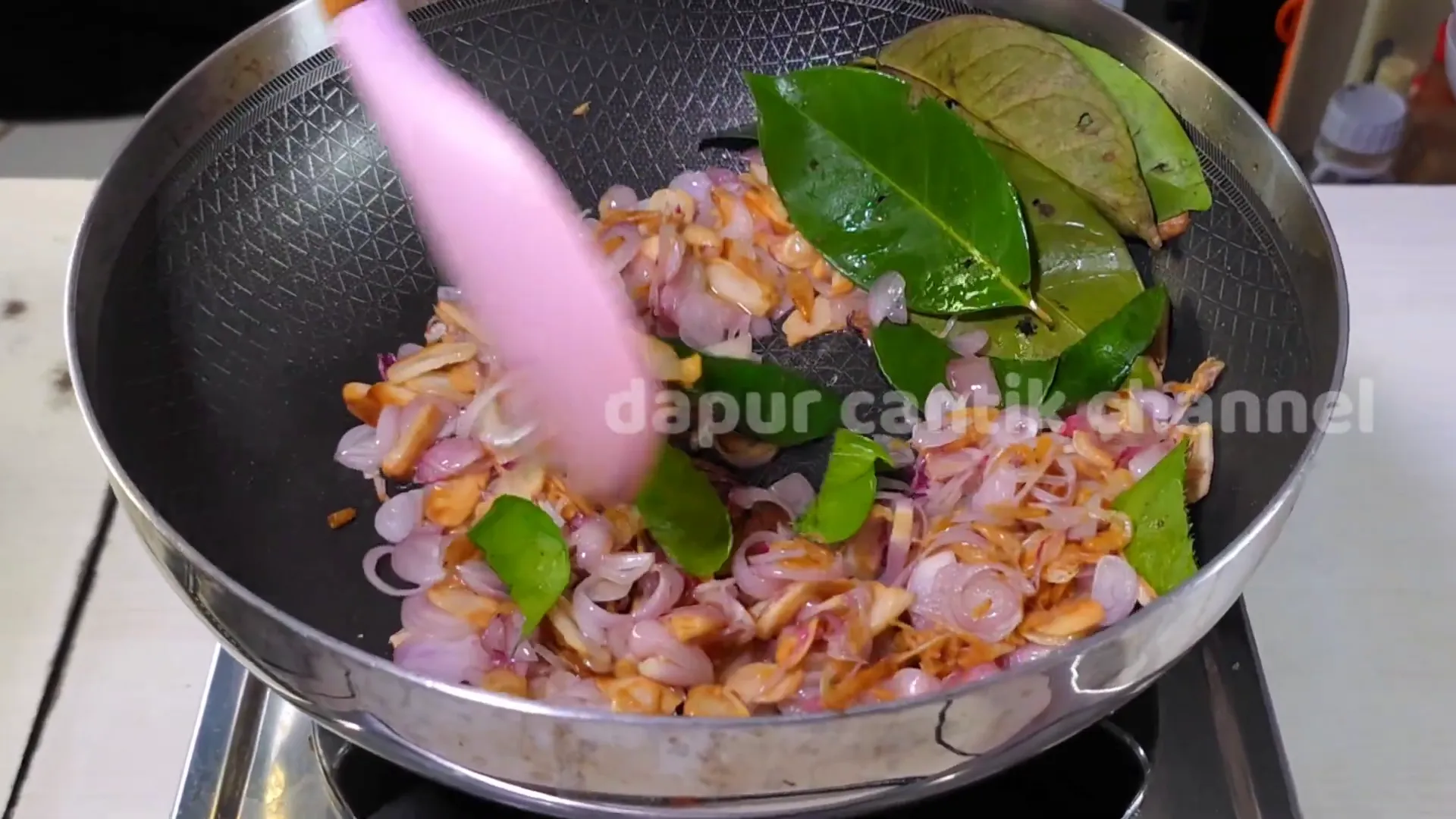 Bumbu dan bahan aromatik ditumis bersama udang rebon