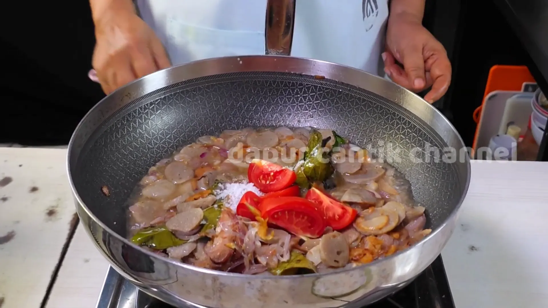 Tempe, bakso, dan cabai dimasak bersama bumbu hingga matang