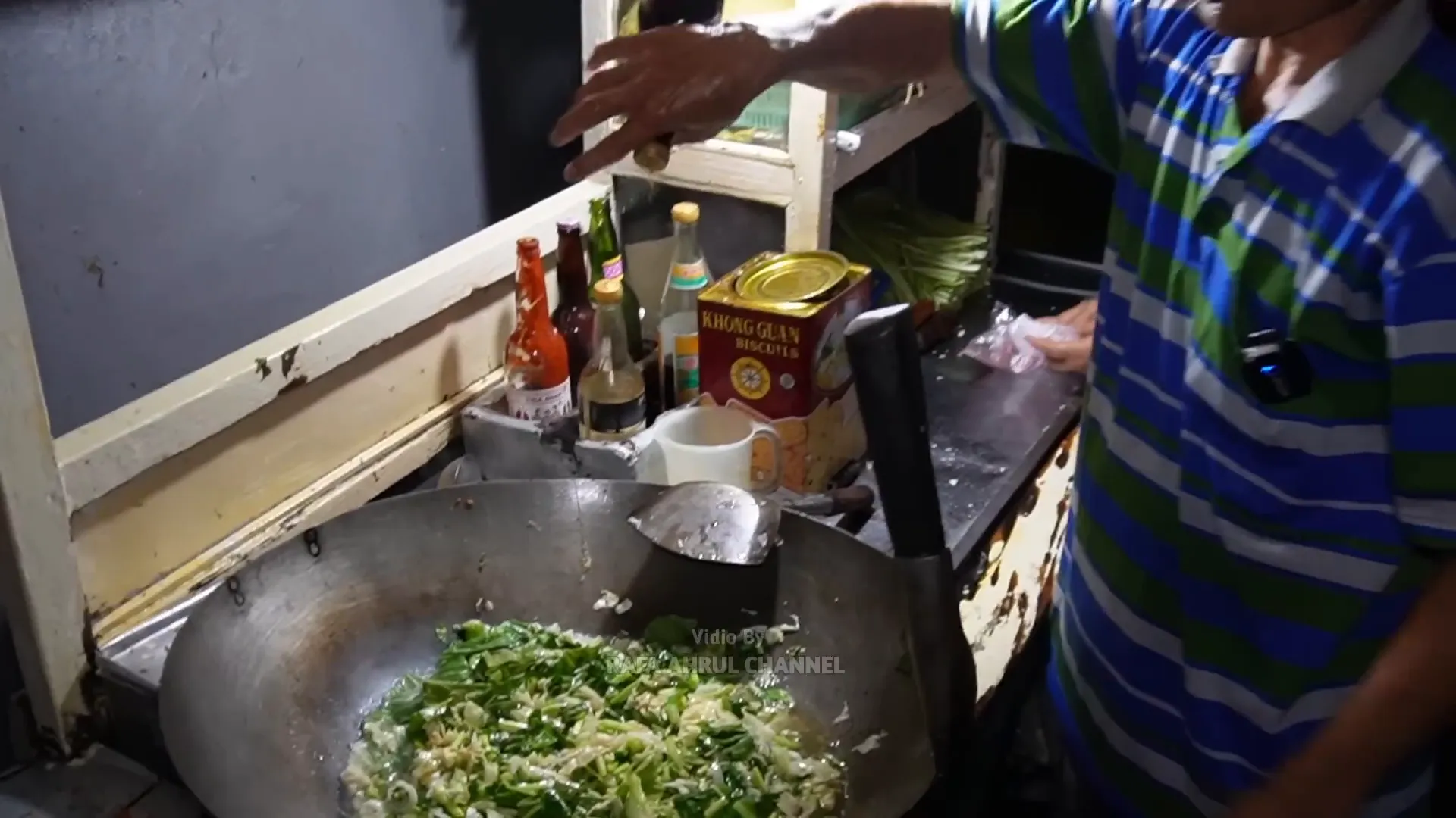 Proses penambahan sayur ke mie goreng