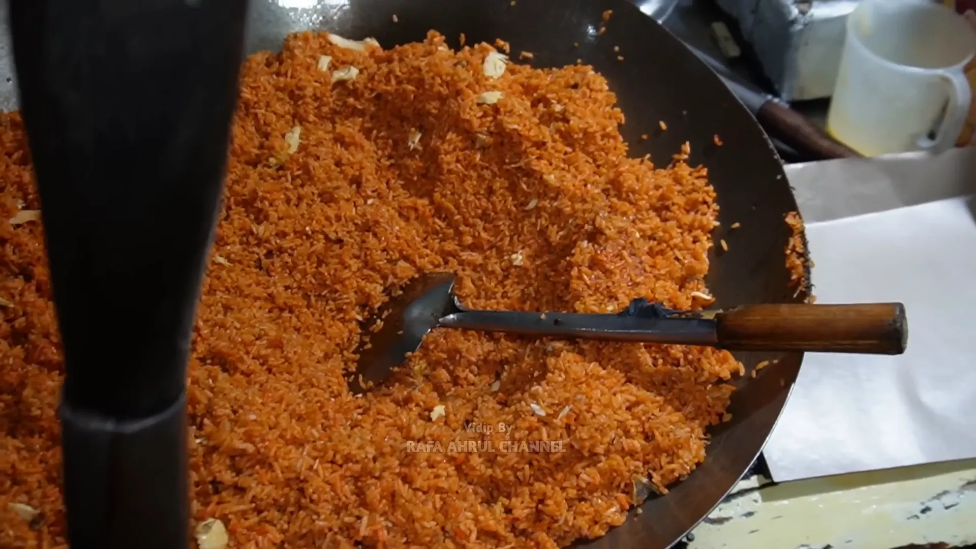 Wajan besar berisi nasi goreng siap saji