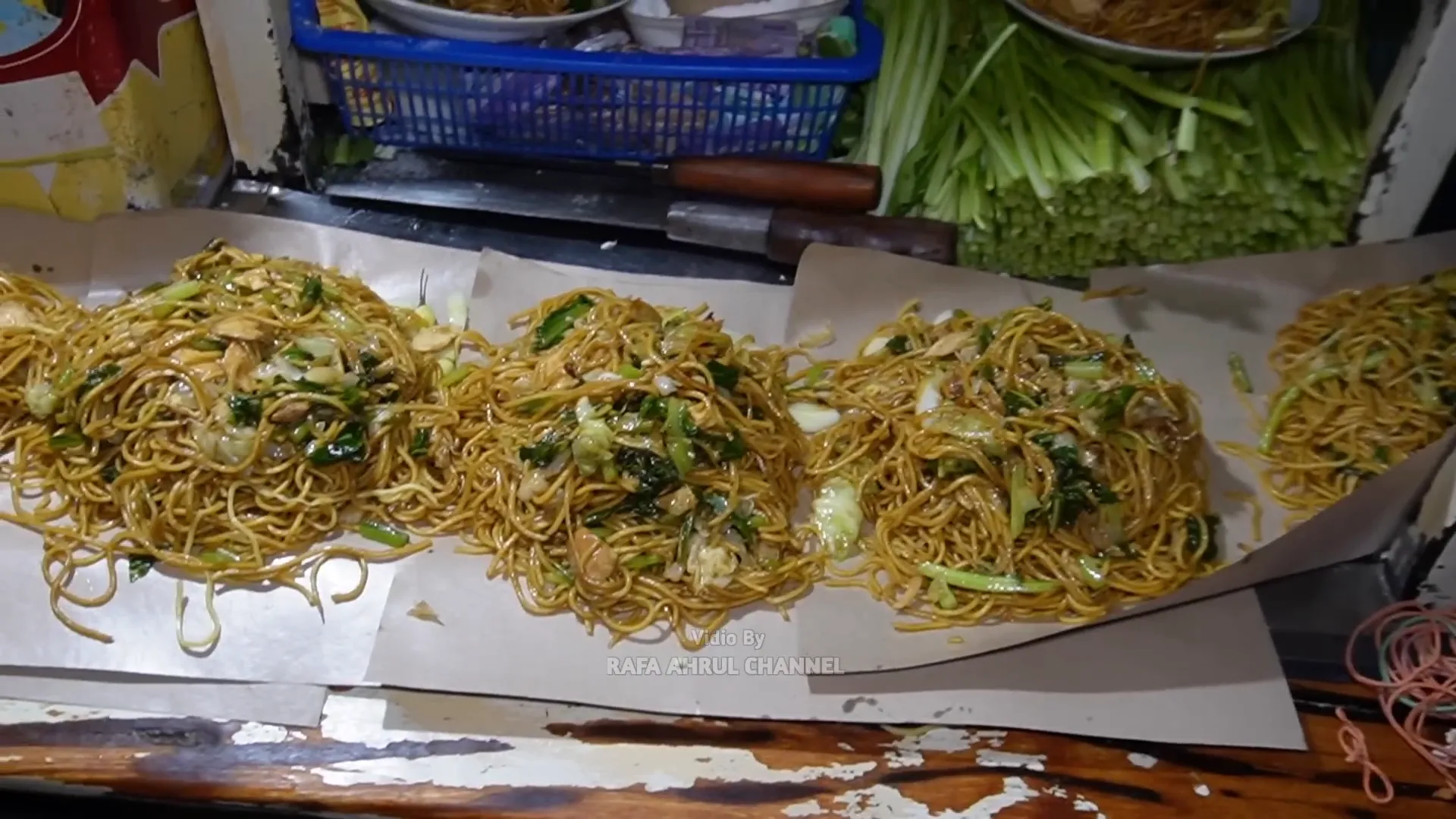 Porsi mie goreng ugal-ugalan siap disantap