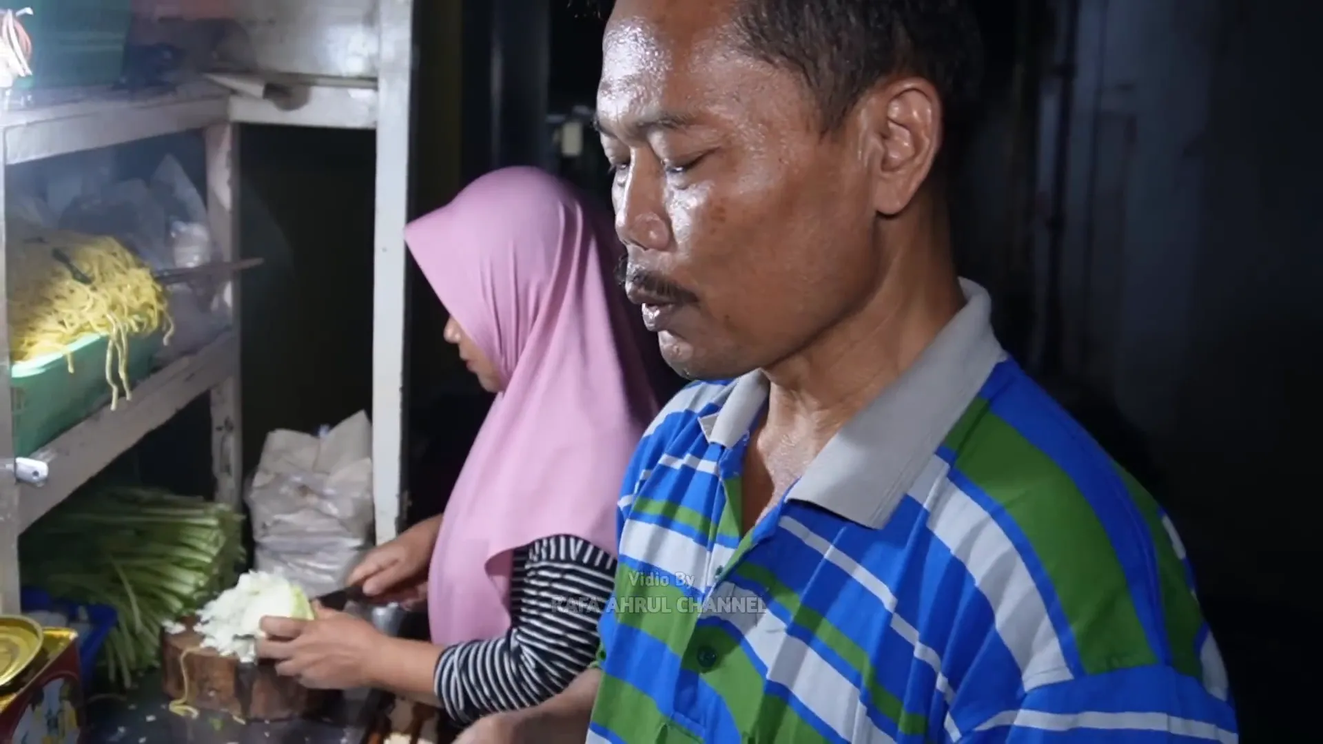 Cak Kadir dan istrinya di dapur warung nasi goreng