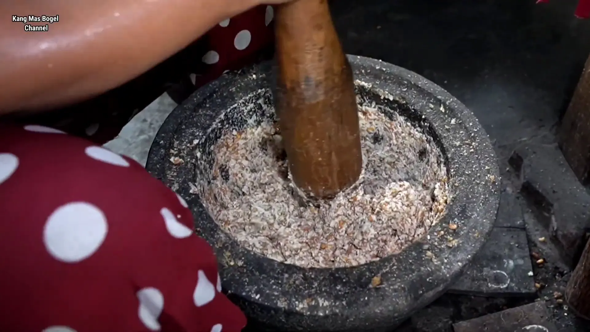 Proses manual pengolahan kacang untuk lentho