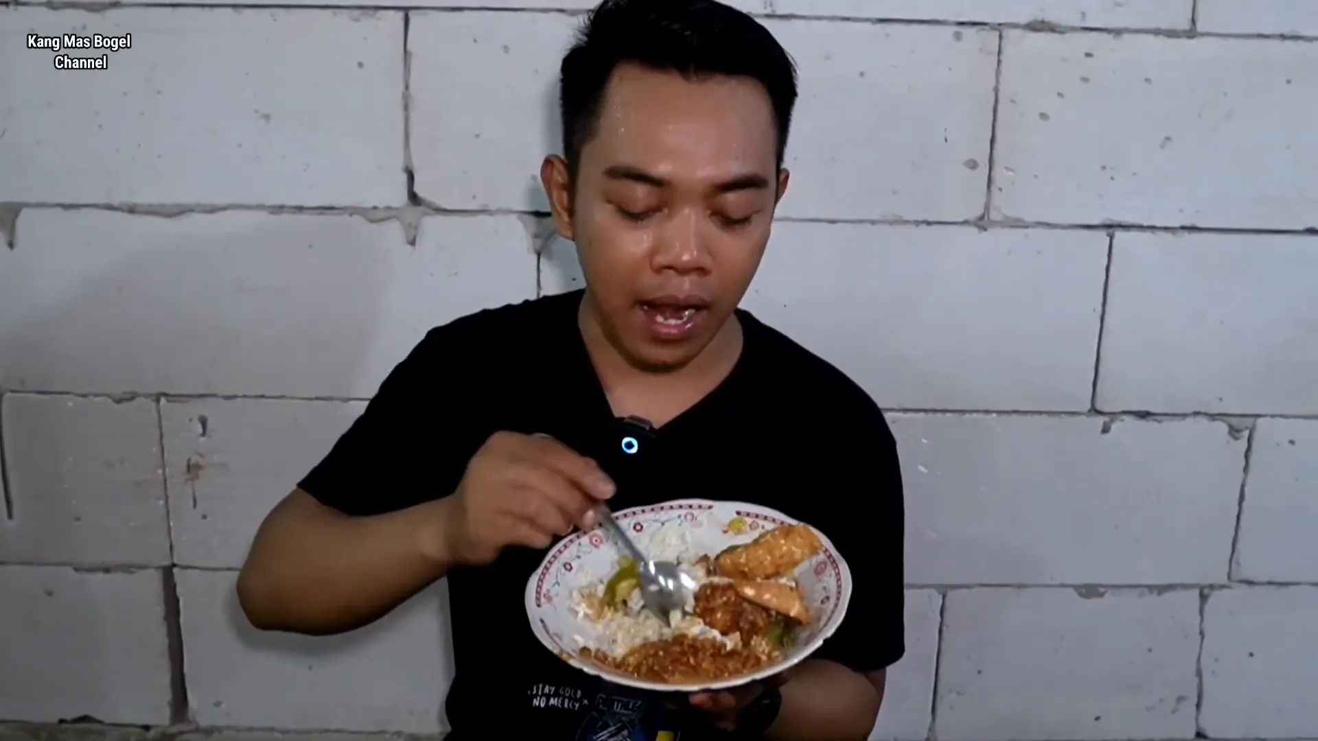 Mencampur sambel tempe untuk mendapatkan rasa maksimal