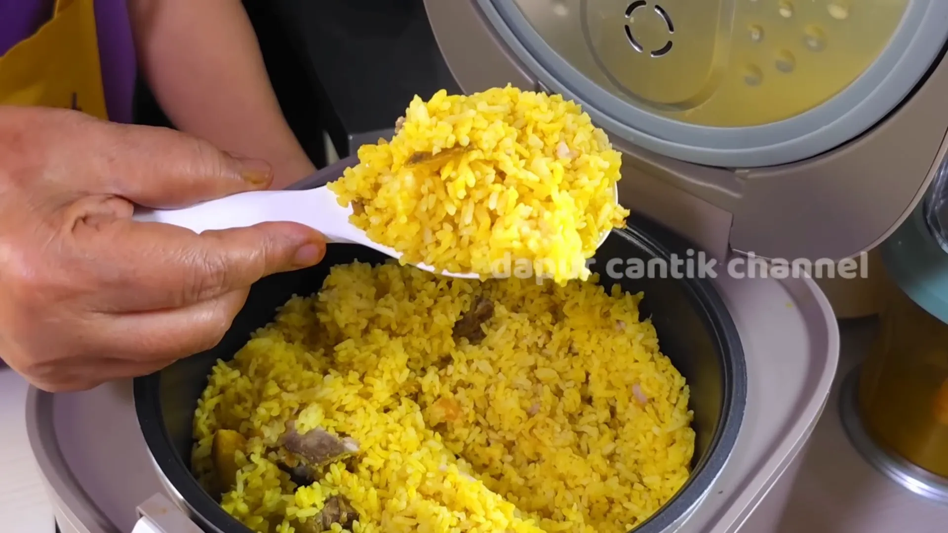 Nasi kuning Thailand matang dengan tekstur sempurna