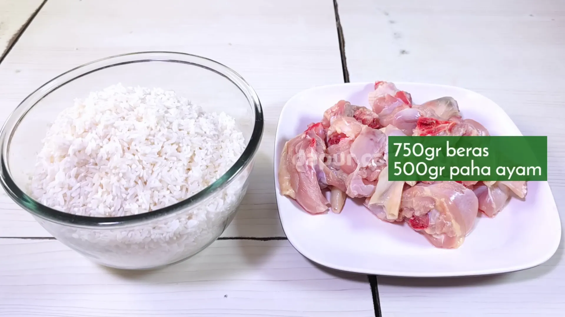 Beras putih dan potongan paha ayam siap diolah