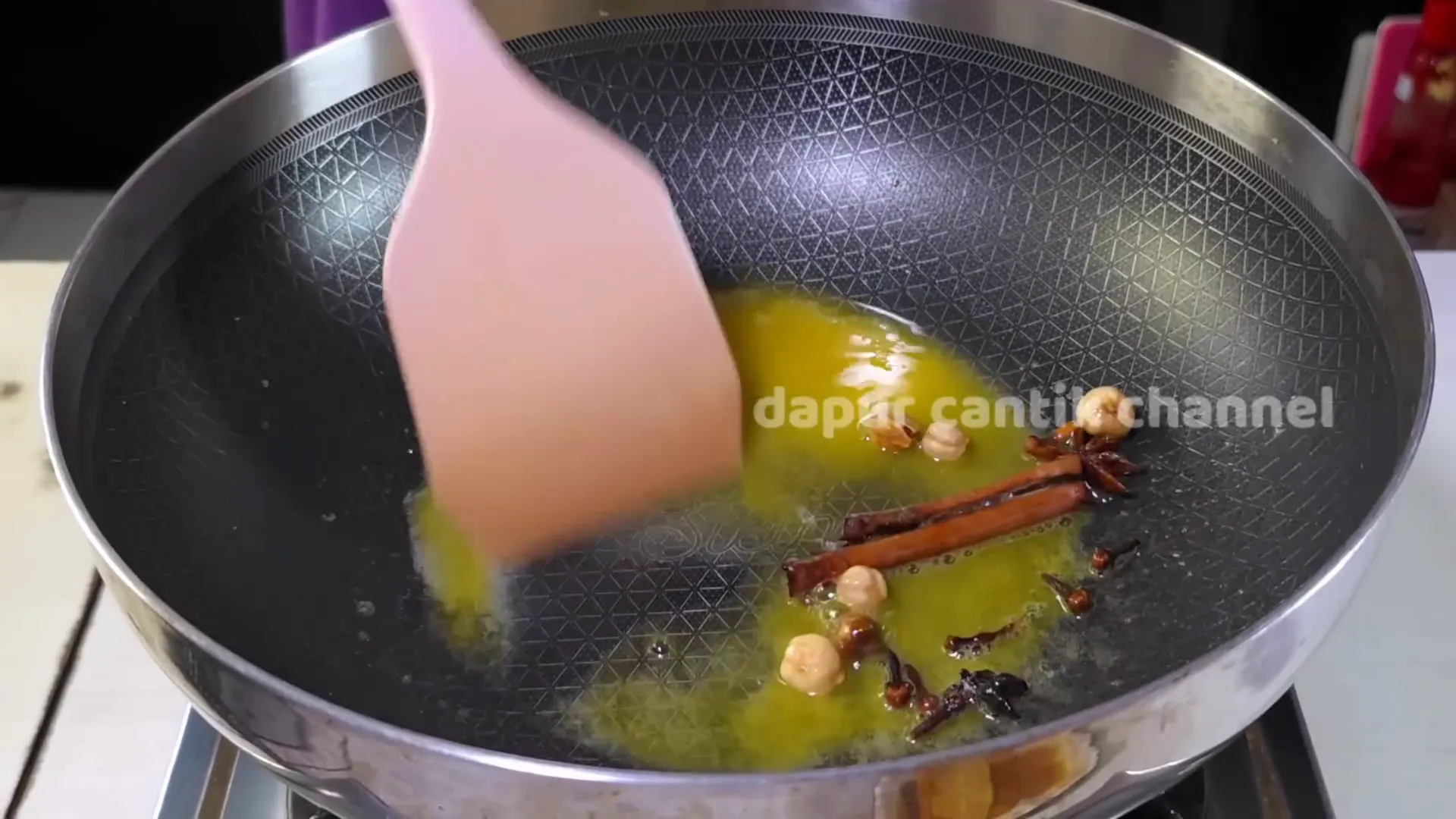 Tumis rempah-rempah dengan mentega hingga harum