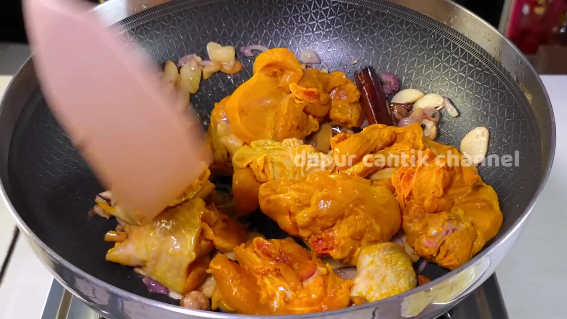 Ayam dimarinasi dan ditumis bersama rempah
