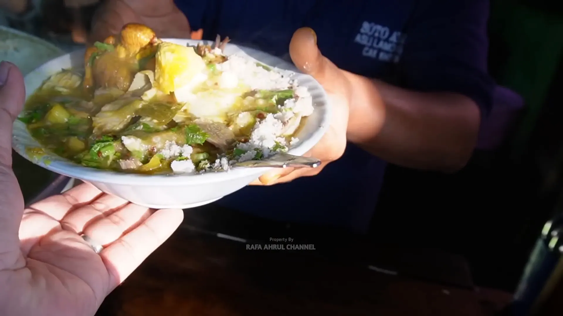 Menikmati soto ayam Lamongan dengan tambahan kecap dan koya