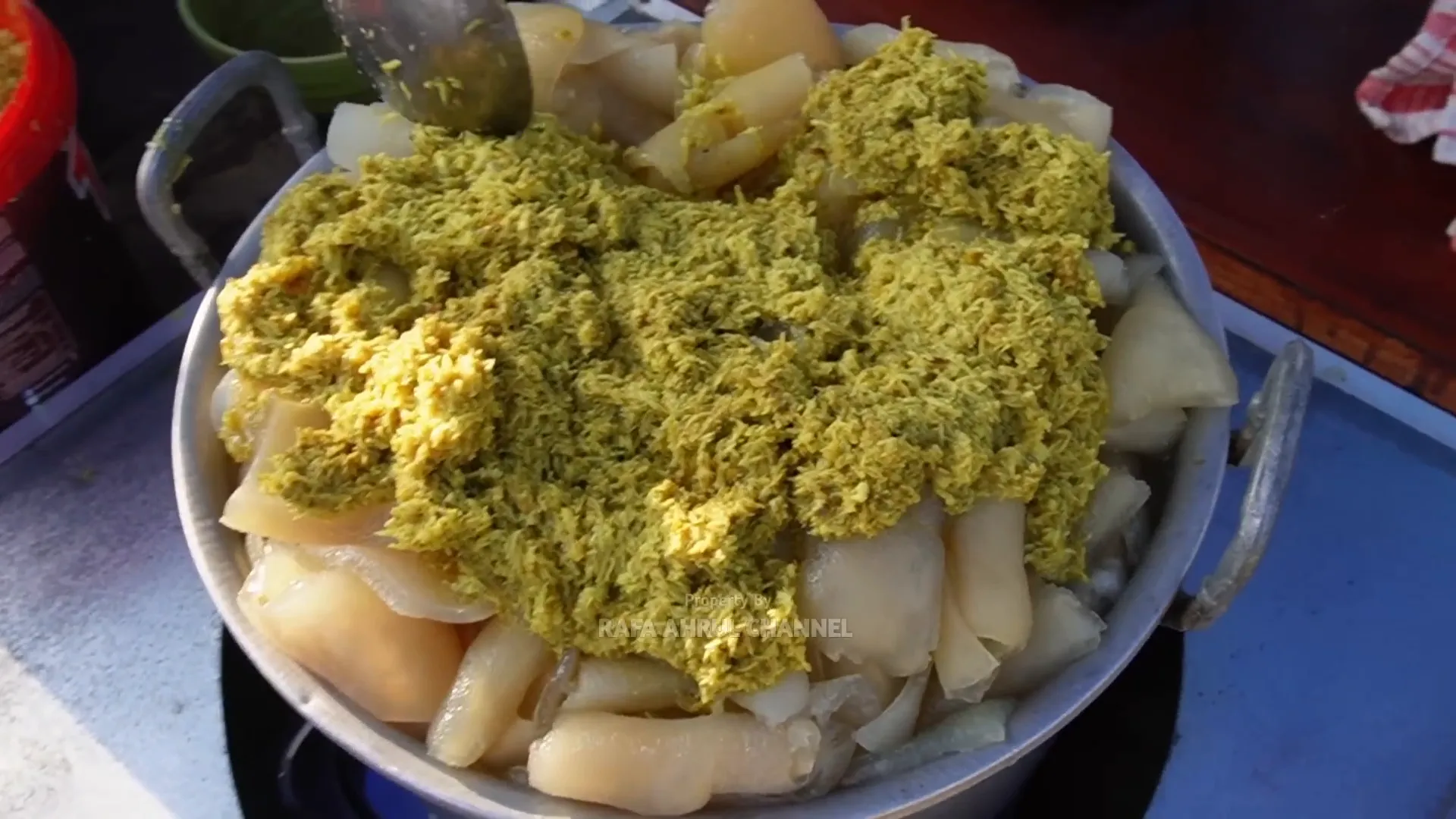 Proses memasak cecek dan bumbu sedang direbus