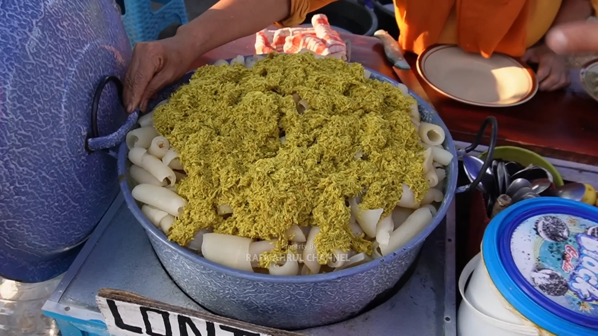 Penjual Bu Muniro sedang menyiapkan lontong cecek