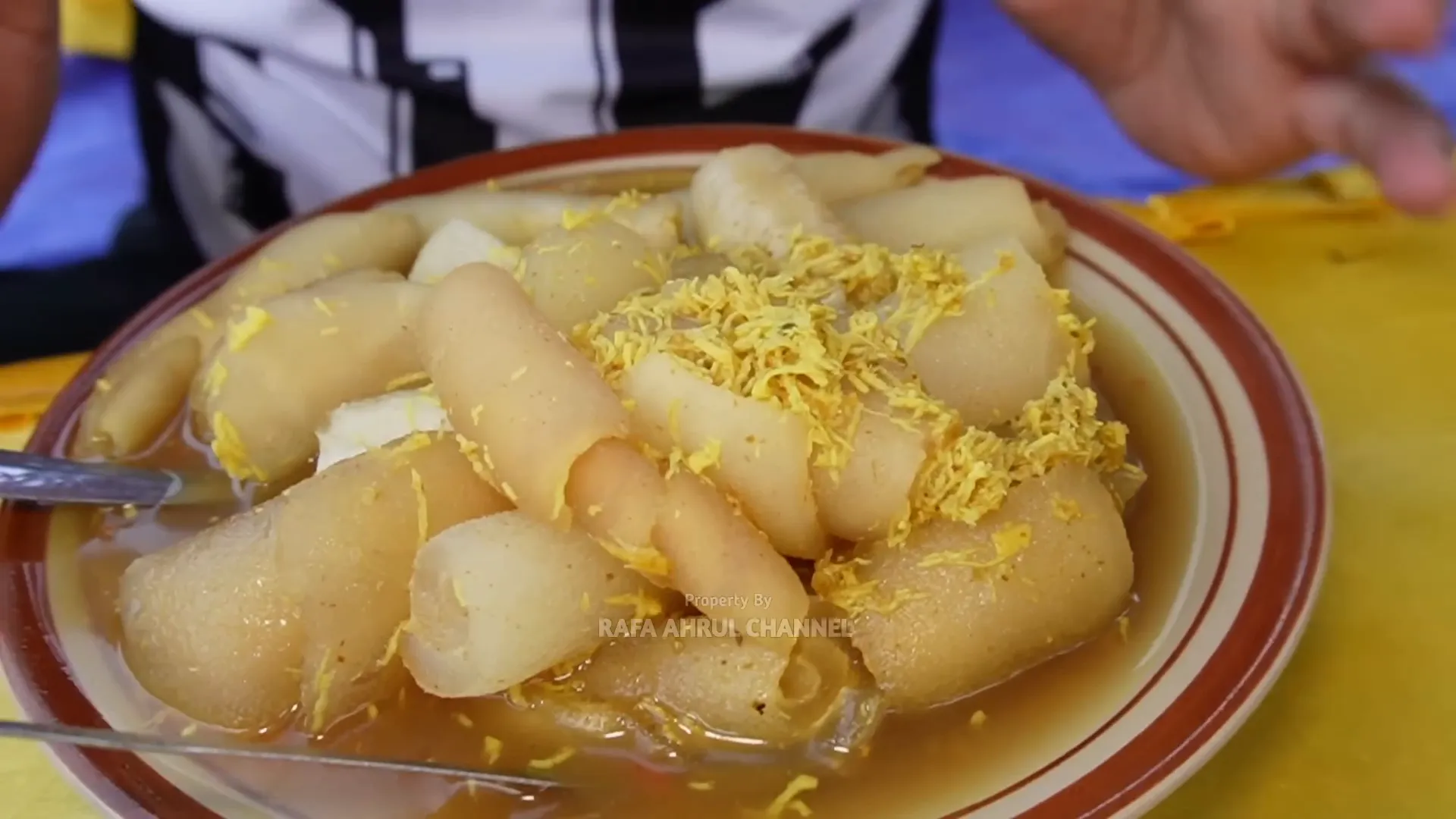 Close-up porsi lontong cecek siap disantap