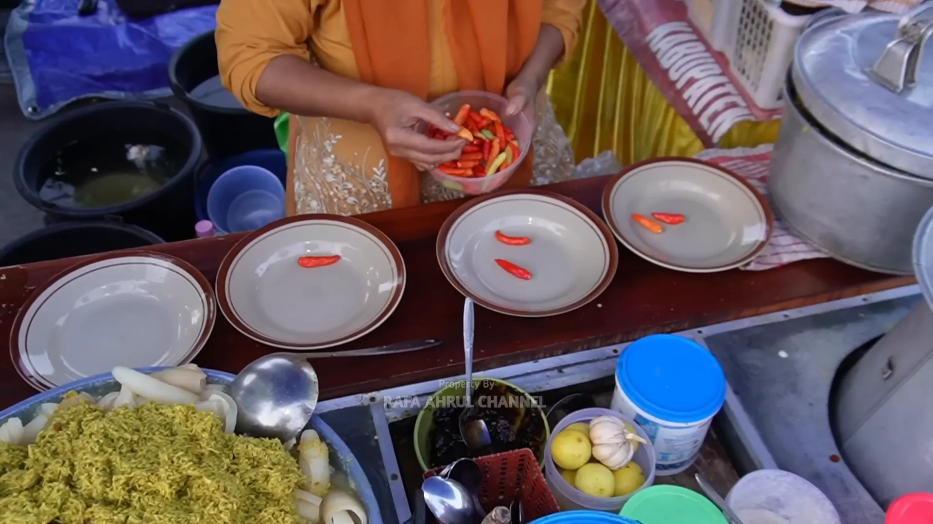 Penyajian lontong cecek yang lengkap dengan petis dan sambal