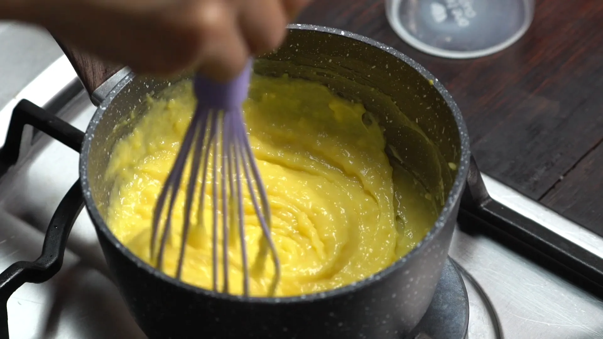 Proses mengaduk custard agar tidak menggumpal