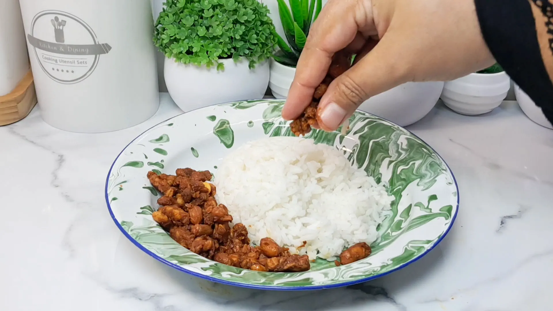 Kering tempe kacang pedas manis dengan bumbu medok