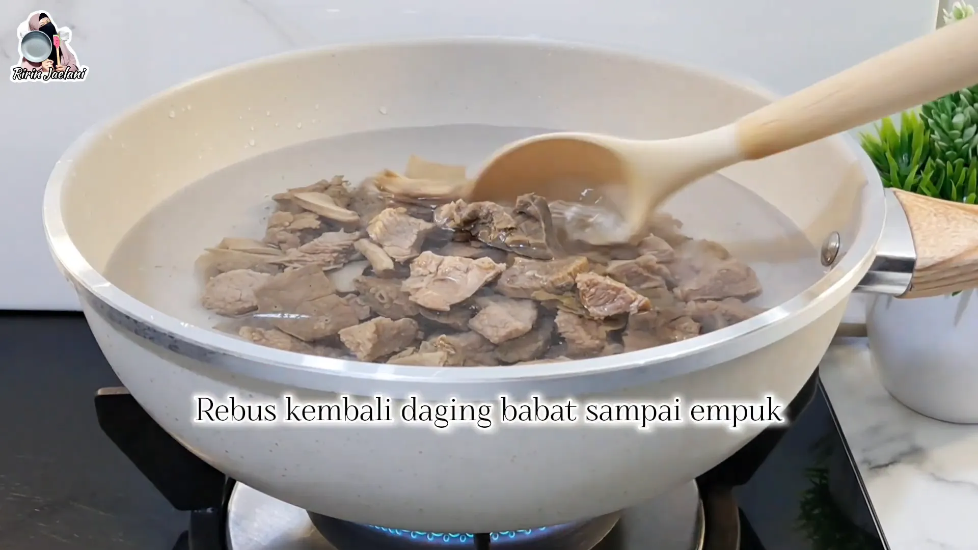 Rebus kembali daging dan babat hingga empuk dengan air baru