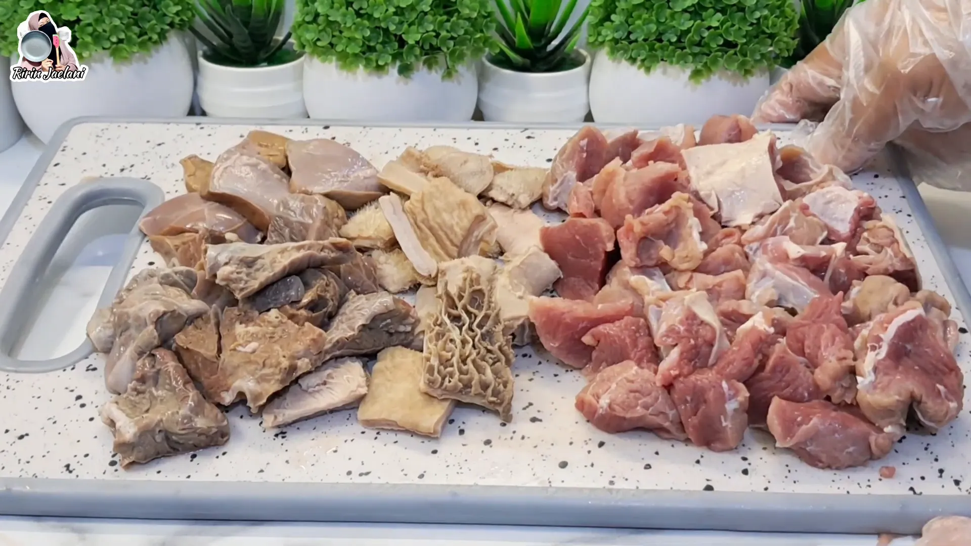 Potongan daging sapi dan babat yang sudah dicuci bersih siap direbus