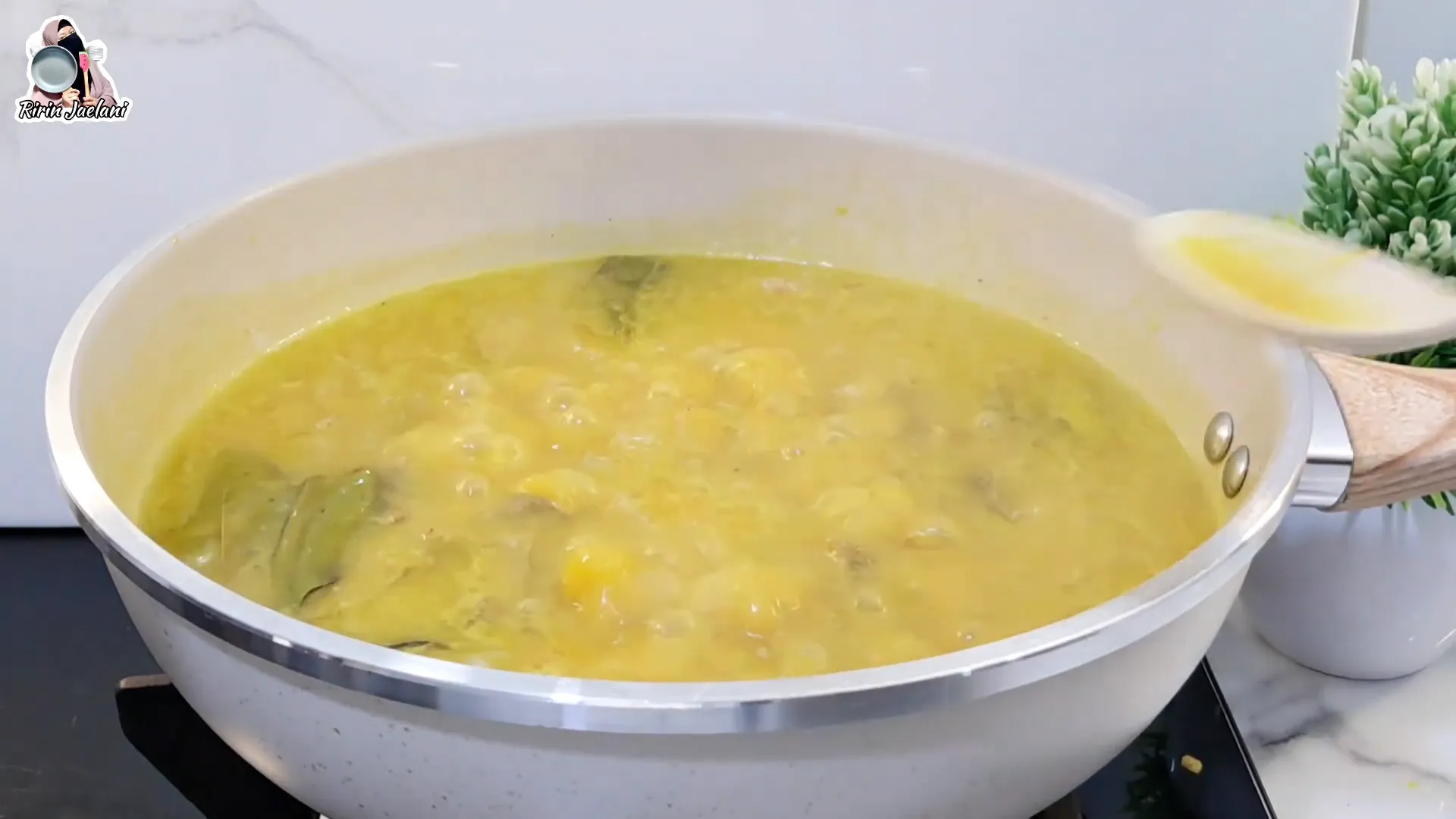 Kuah soto daging Madura berwarna kuning keruh dan gurih