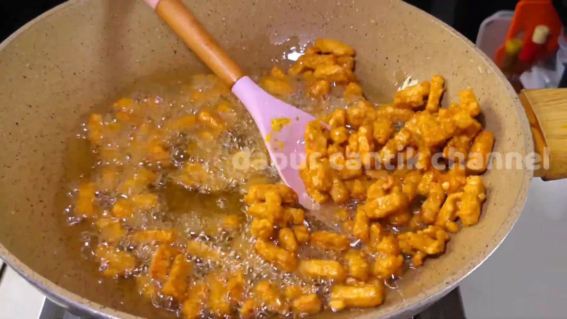 Tempe sedang digoreng hingga kecoklatan