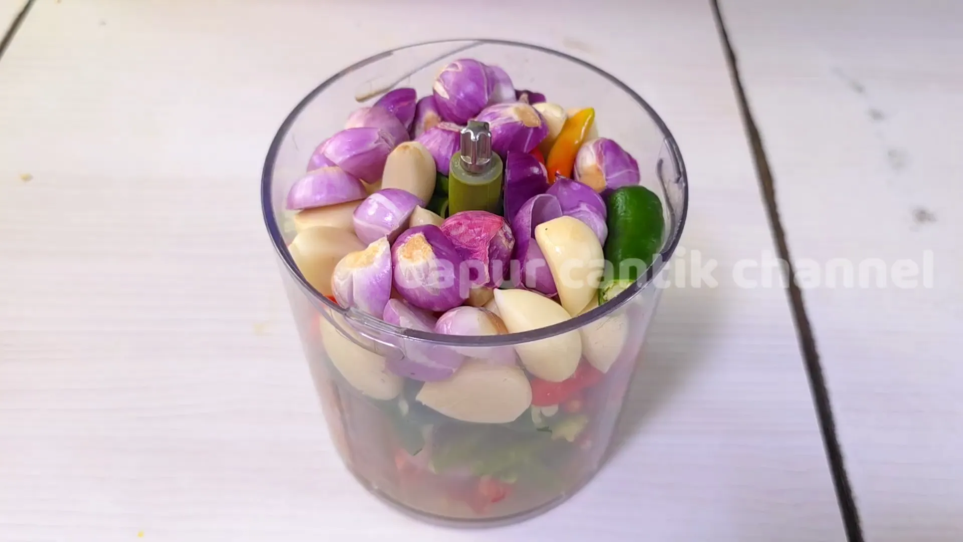 Empat jenis cabai dan bawang siap digiling kasar untuk bumbu oseng