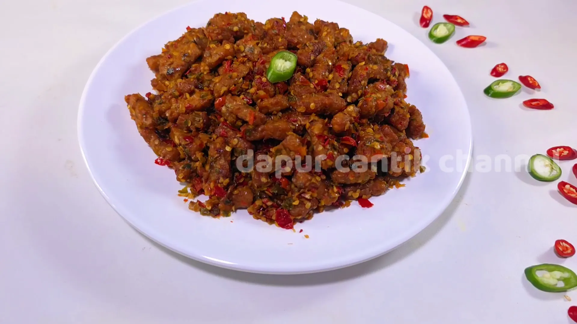 Oseng tempe pedas siap disantap dengan cabai yang melimpah