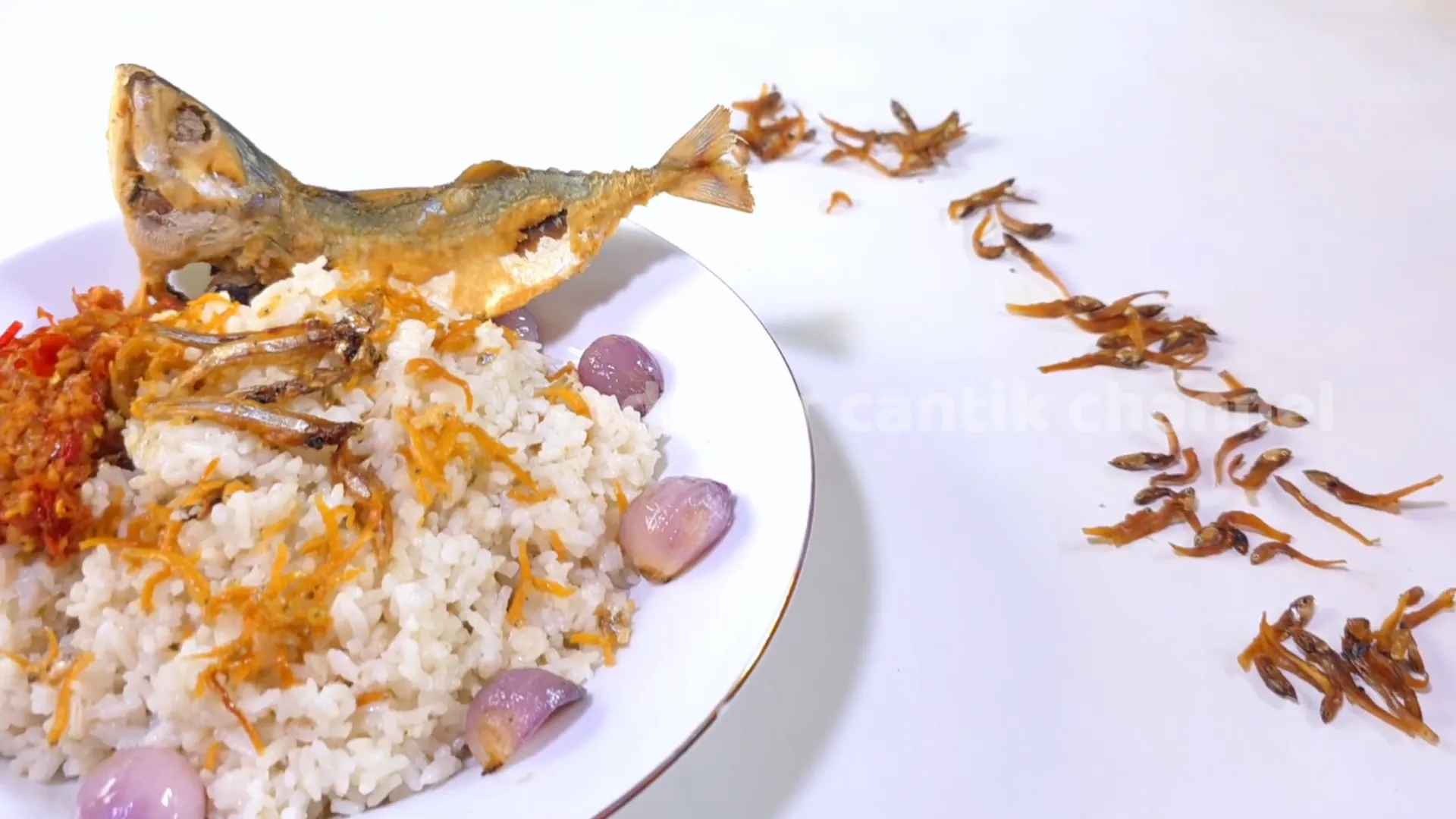 Nasi liwet ikan teri sambal terasi siap disantap