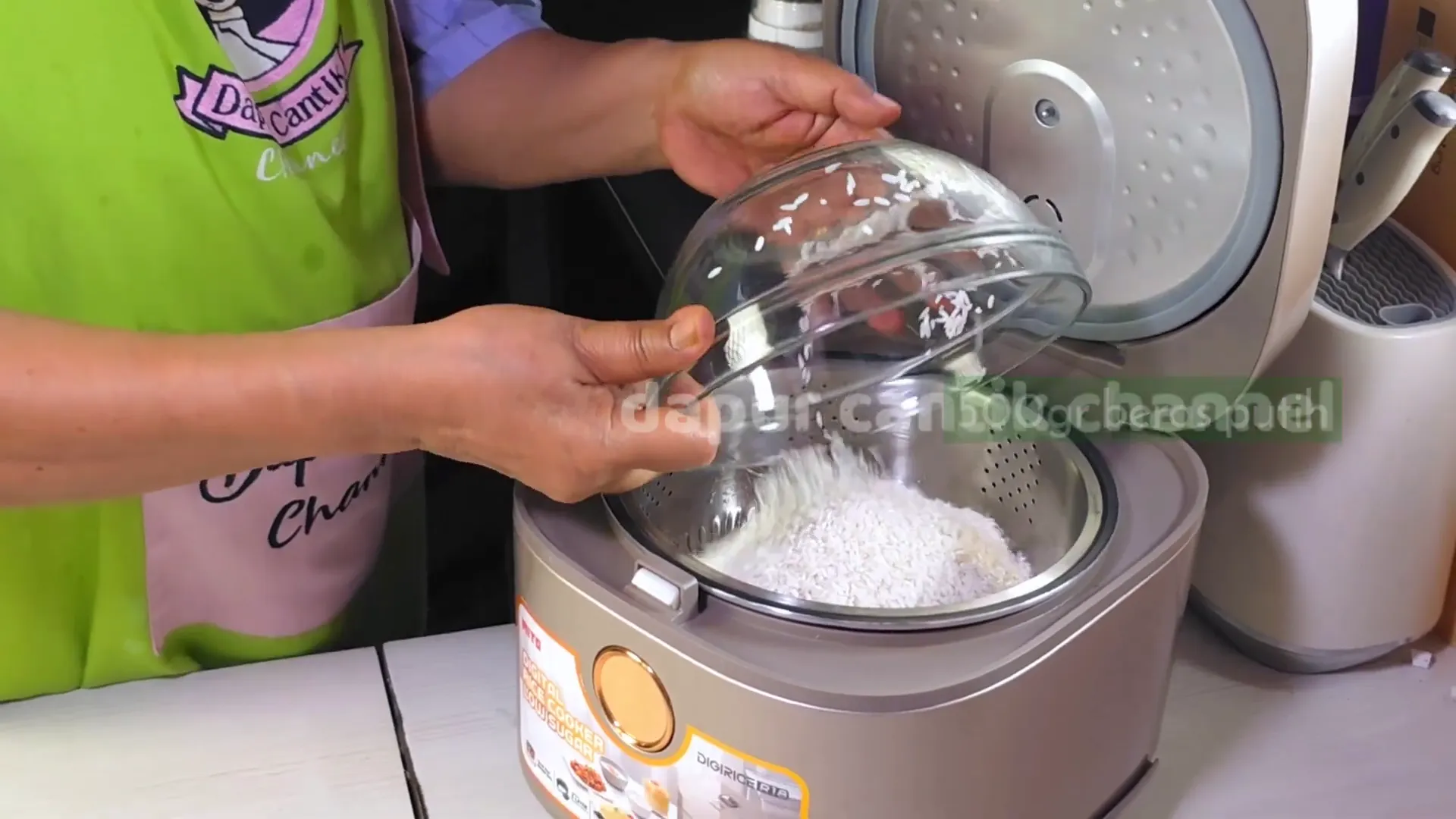 Memasukkan bahan ke dalam Mito digital rice cooker
